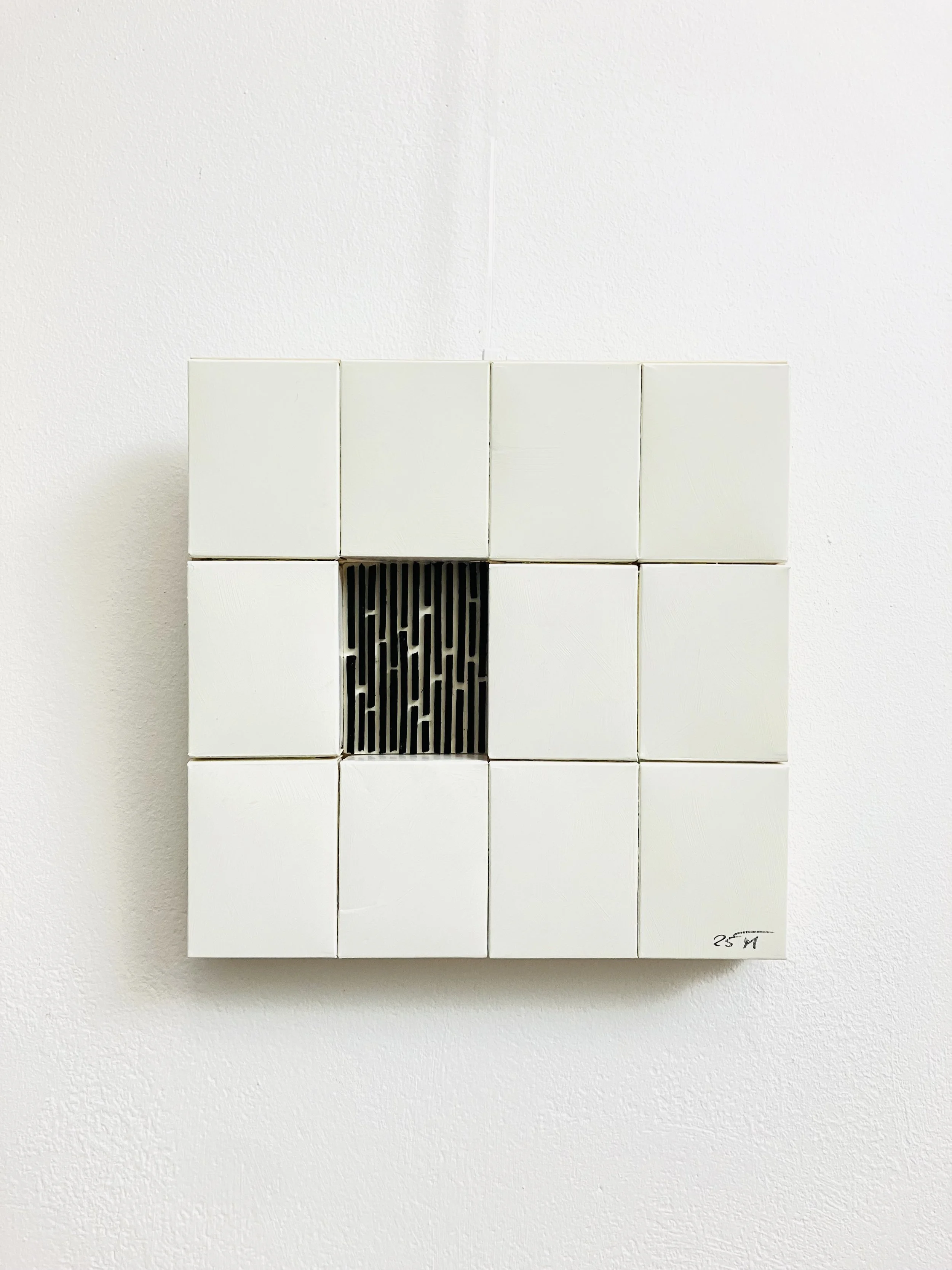  4 in 1, oder das Fenster der Möglichkeiten 2025  
Gefärbte Streichhölzer und Streichholzschachteln 
(31 X 31 cm)