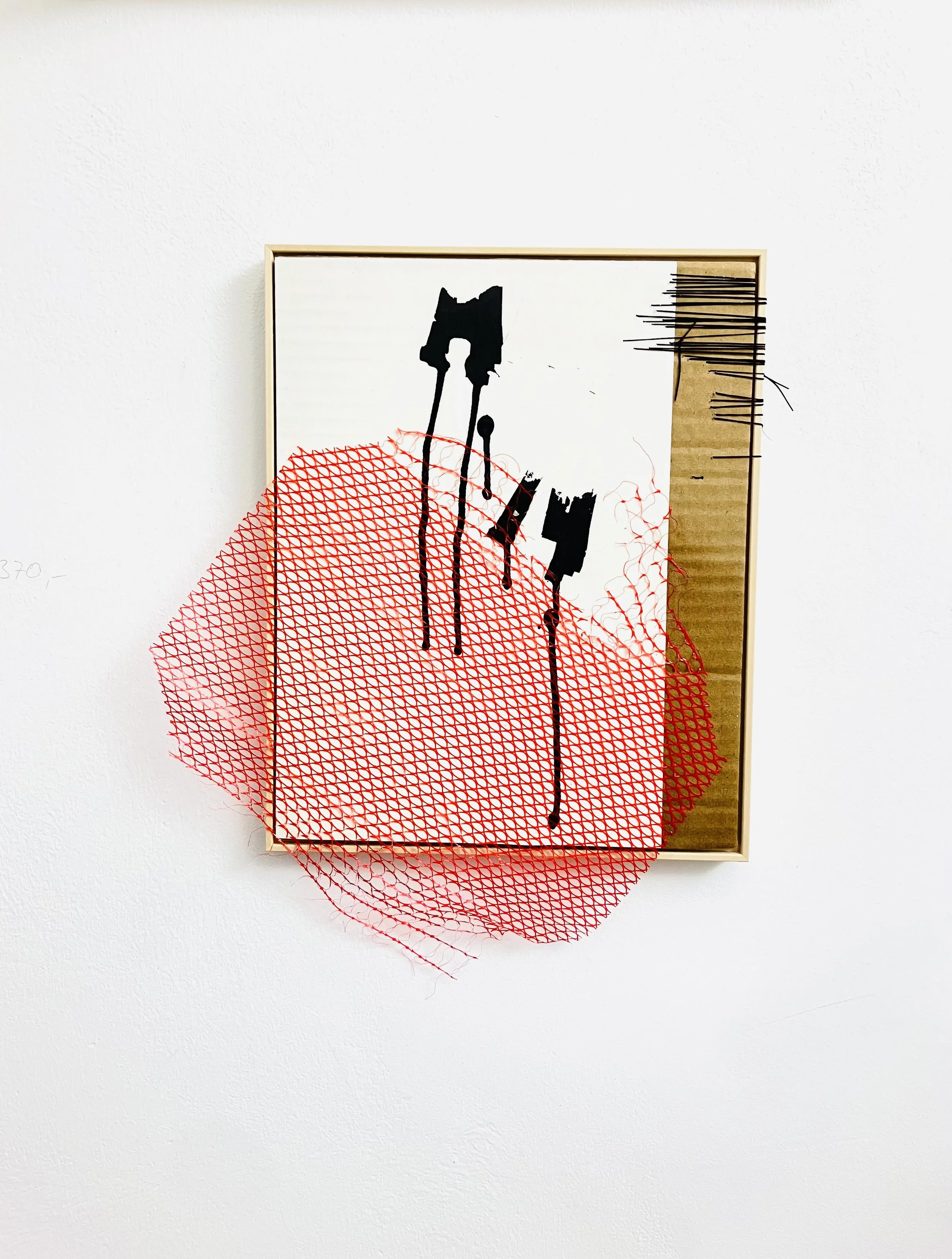  Ohne Titel 2026  
Collage mit Tusche, Plastikmüll, Gummifäden auf Karton 
(25 X 31 cm)