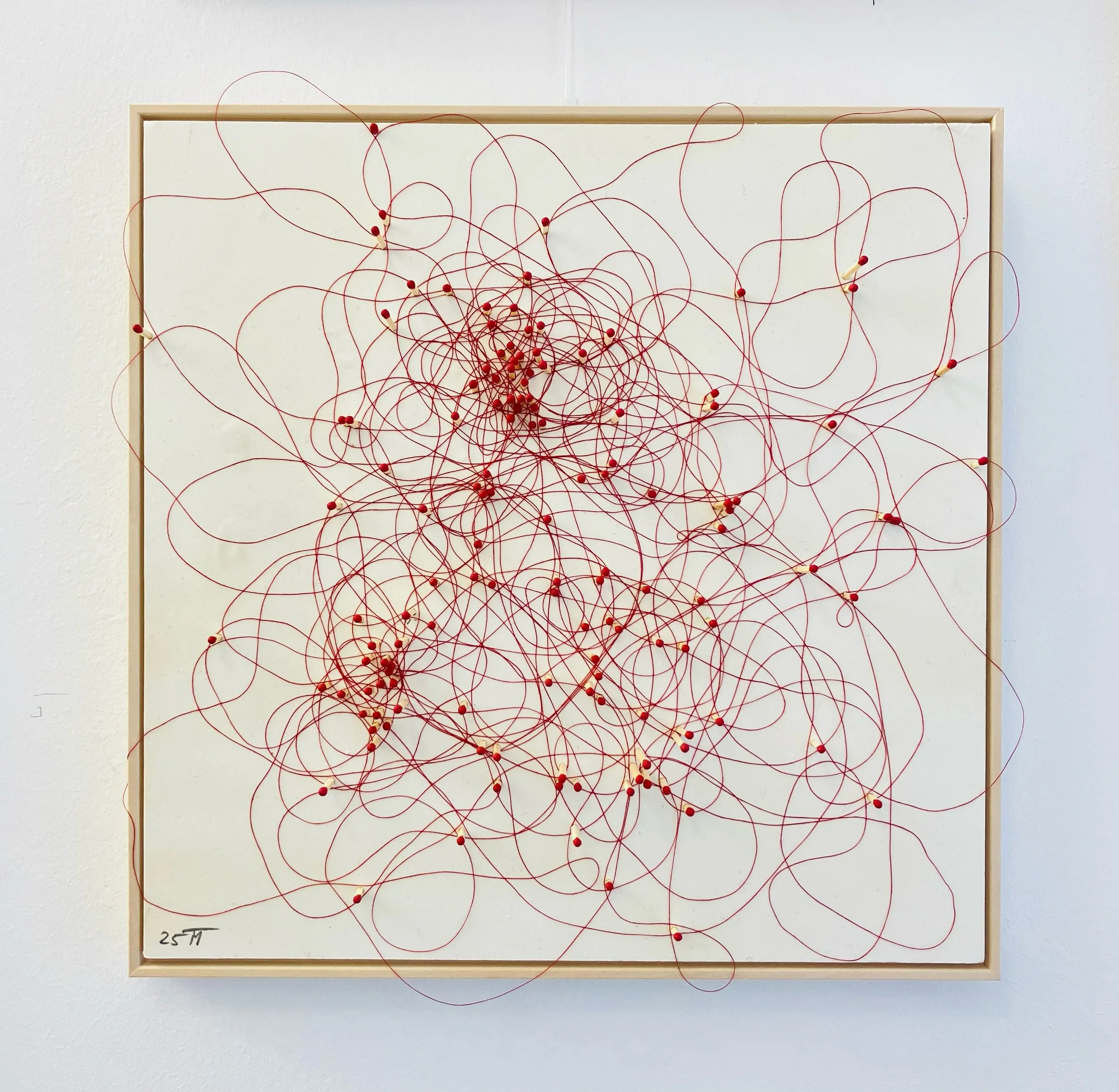  Fragile Ordnung V 2025  
Streichhölzer und Fäden auf Papier 
(33 X 33 cm)