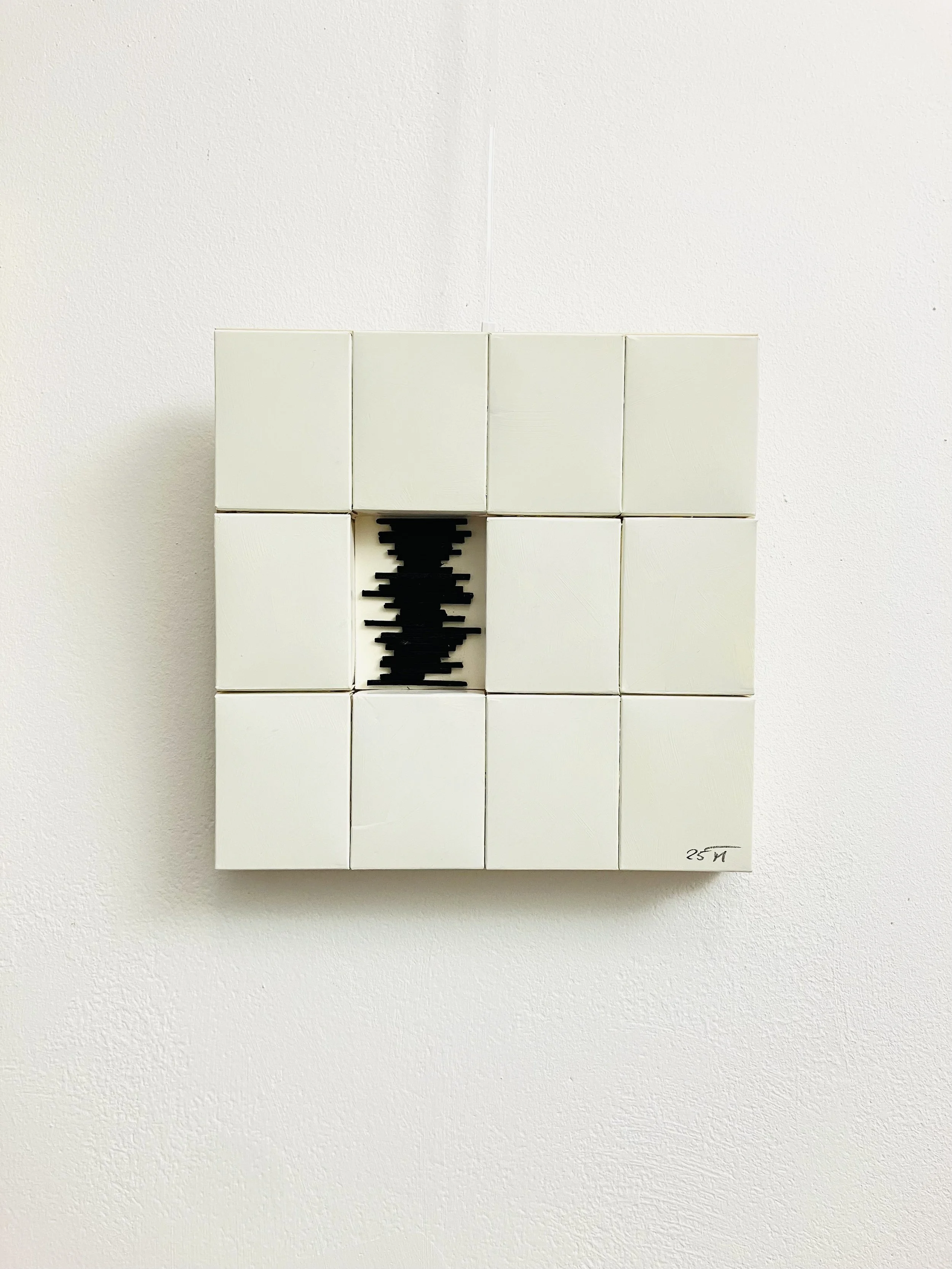  4 in 1, oder das Fenster der Möglichkeiten 2025  
Gefärbte Streichhölzer und Streichholzschachteln 
(31 X 31 cm)