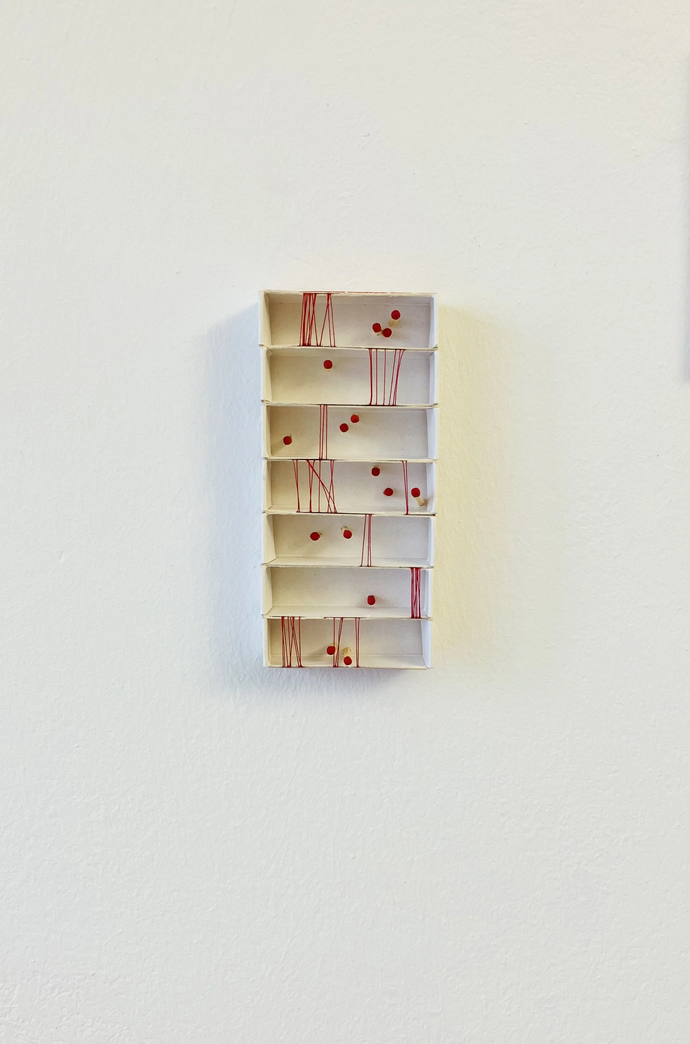  Liberté toujours II 2025  
Streichholzschachteln, Streichhölzer und Fäden 
(30 X 30 cm)