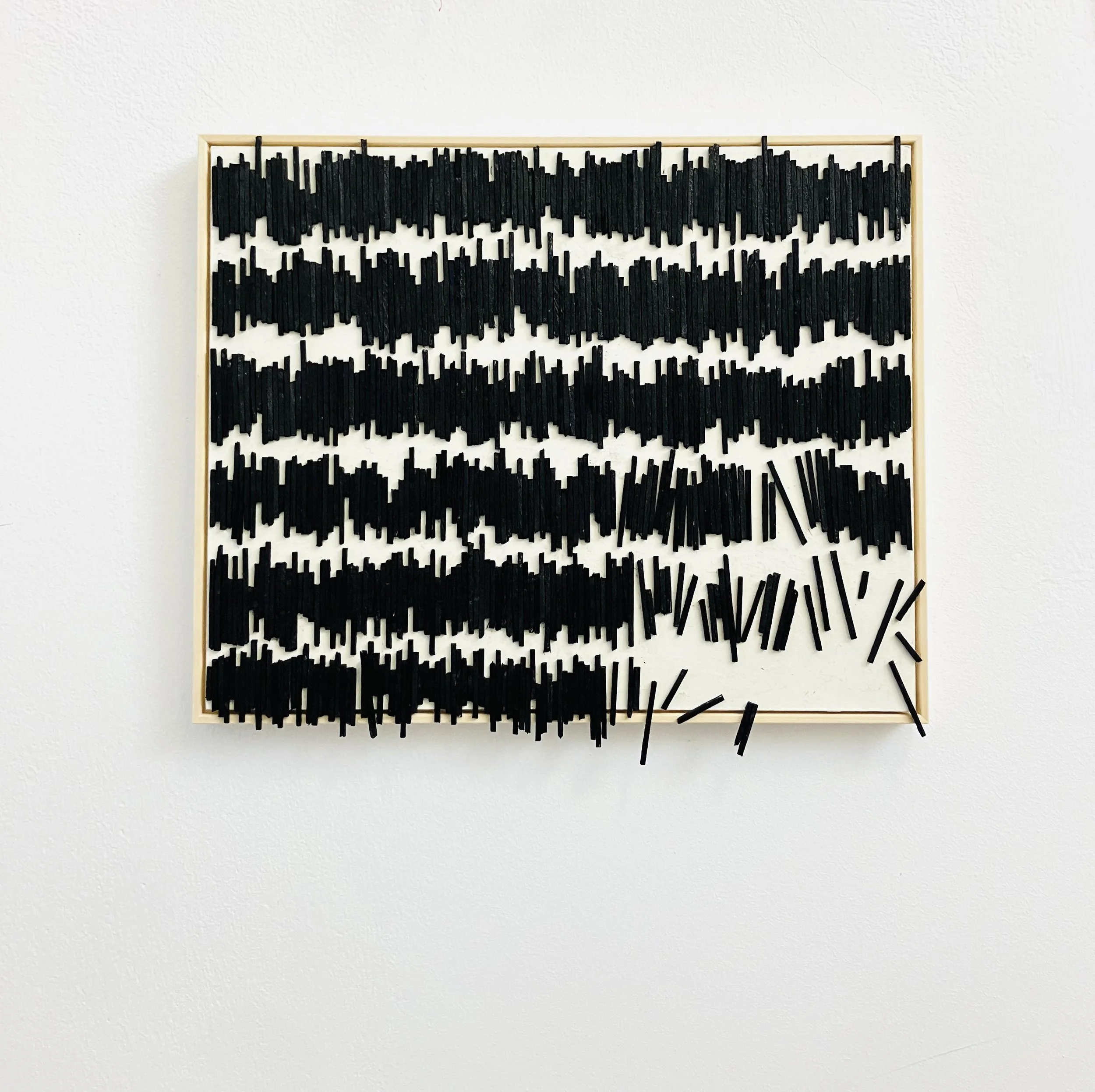  Fragile Unordnung 2025  
Gefärbte Streichhölzer auf Papier 
(25 X 31 cm)