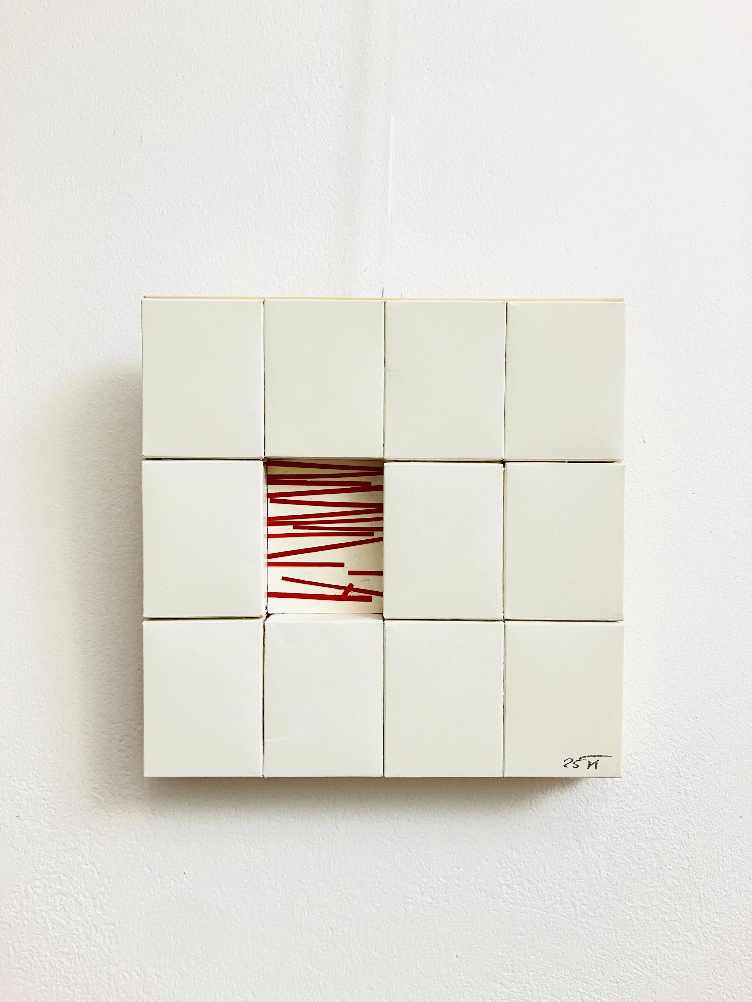  4 in 1, oder das Fenster der Möglichkeiten 2025  
Schnipsel und Streichholzschachteln 
(31 X 31 cm)