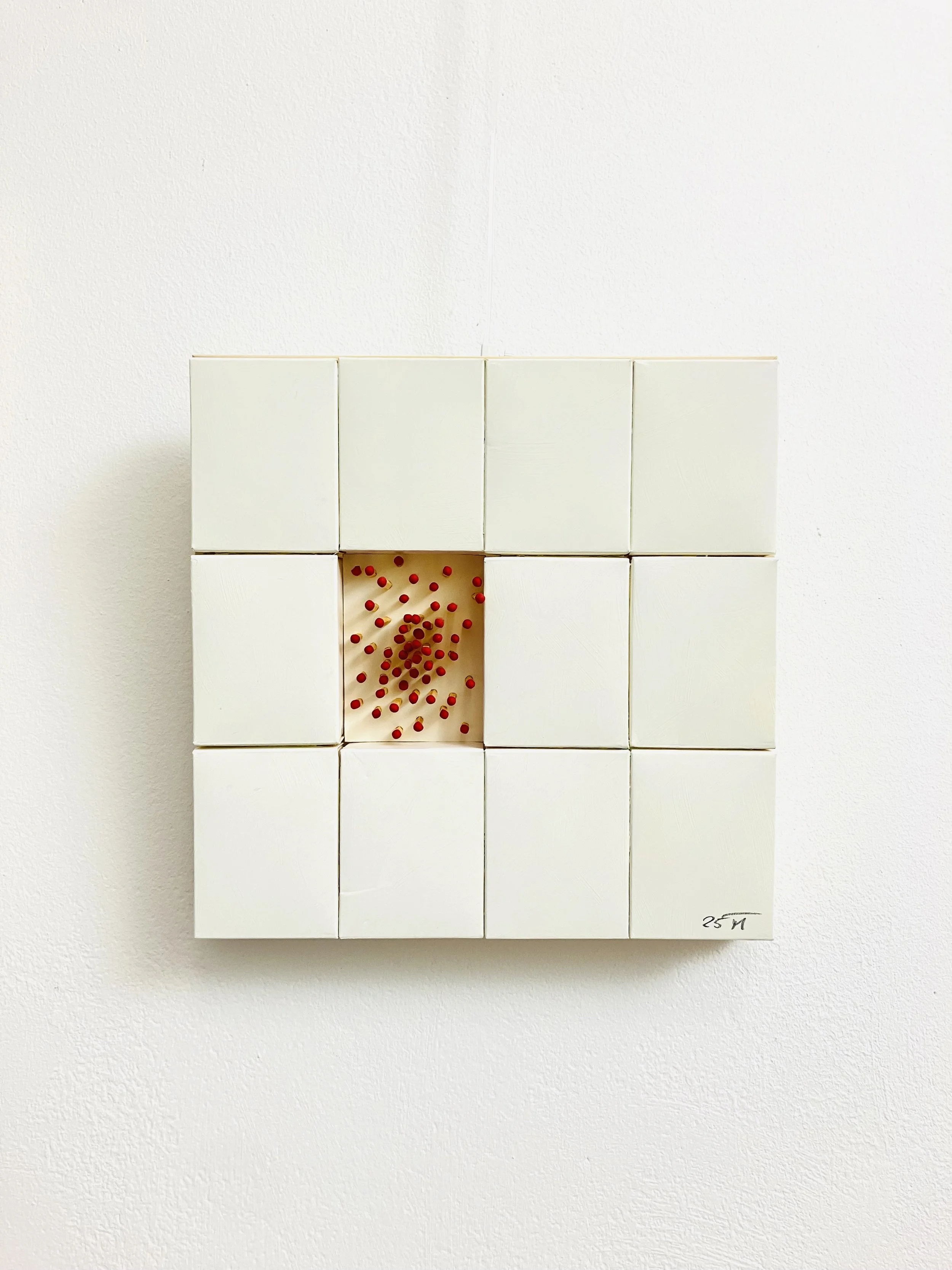  4 in 1, oder das Fenster der Möglichkeiten 2025  
Streichhölzer und Streichholzschachteln 
(31 X 31 cm)