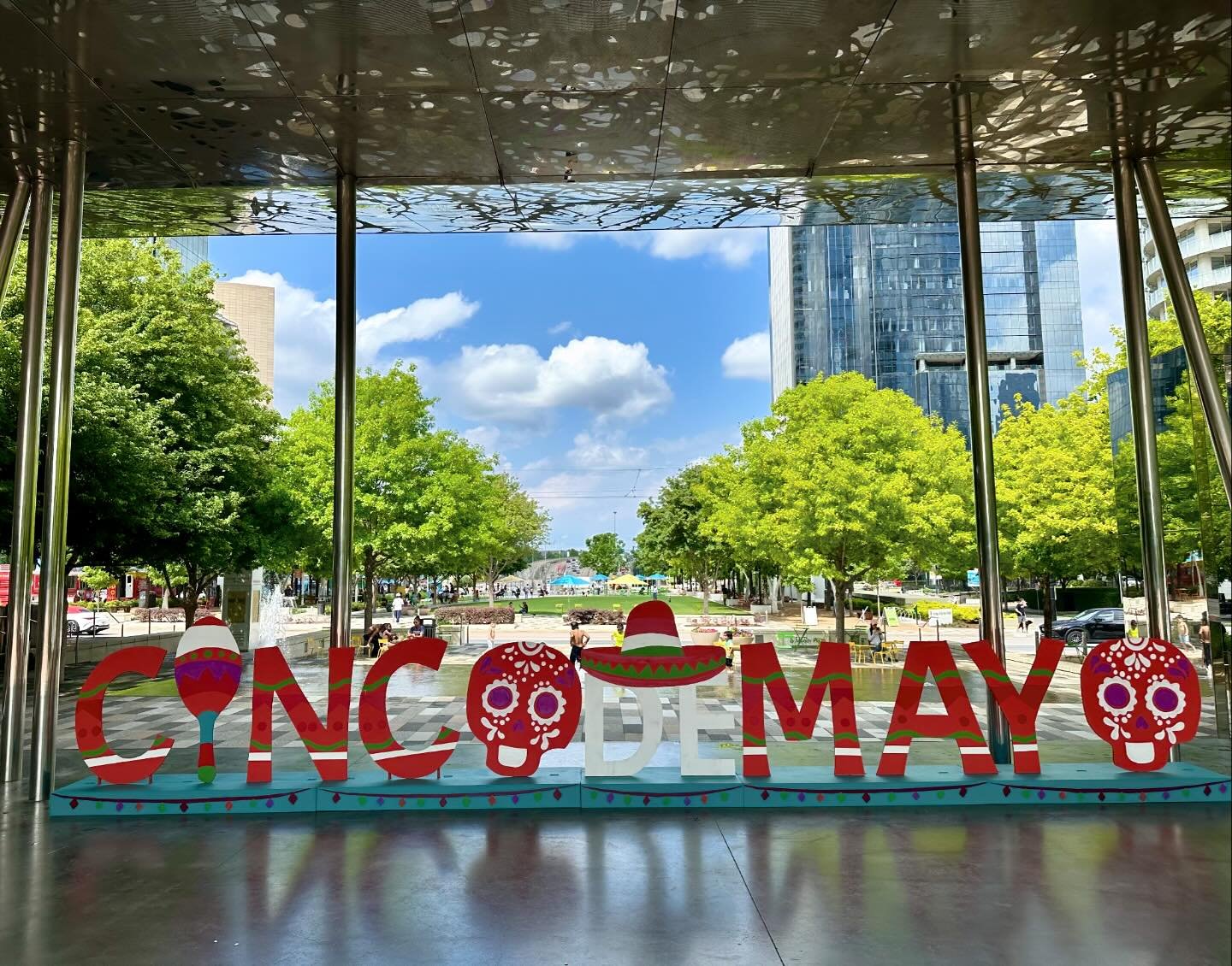 Spice up your Cinco de Mayo at our photo op fiesta! 🤳🌶️ And make it picture perfect with a celebration at La Parada or Mi Cocina. 🌮🍔🍹. #klydewarrenpark