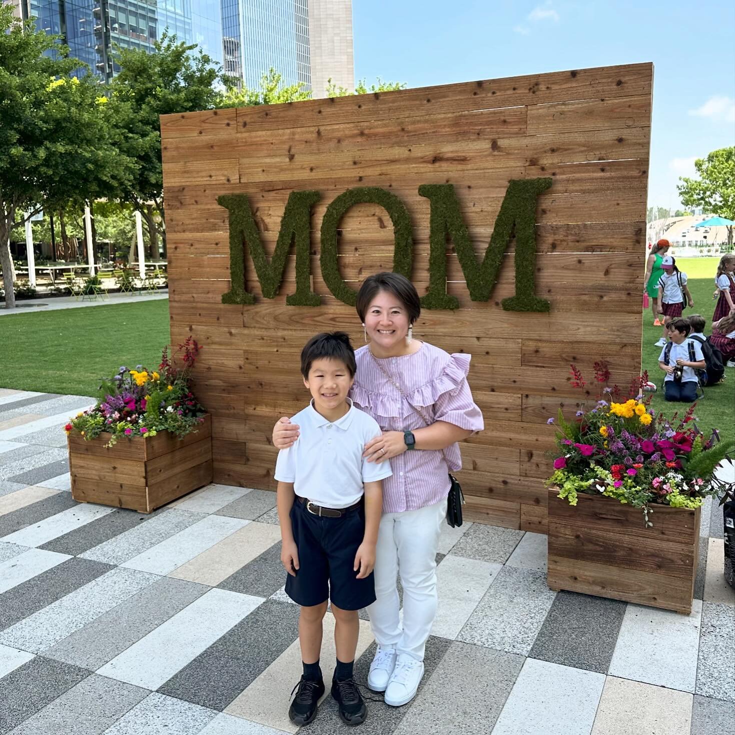 If moms were flowers, we&rsquo;d pick you❣️Add to your Mother&rsquo;s Day with a full-blooming, petal-perfect photo op. The floral backdrop was designed and built by Southern Botanical specifically for Klyde Warren Park. Don&rsquo;t miss out on this 