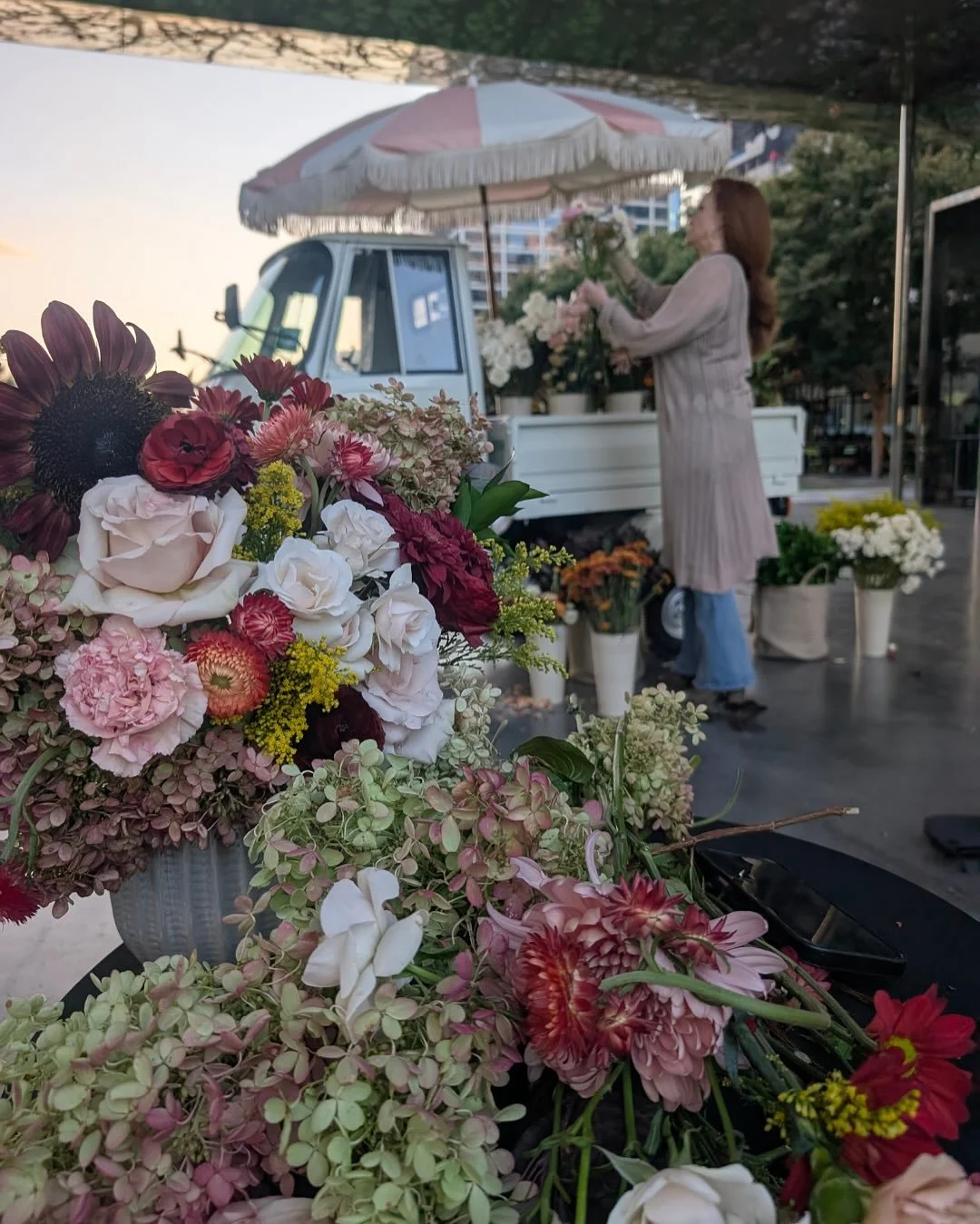 Everything&rsquo;s coming up roses with @floral_obsessions! 🌹🌸💐

Our flower truck recently hosted a floral arranging class in the Park, which resulted in some of the beautiful bouquets you see above. 

Looking to grow your own knowledge on the sub