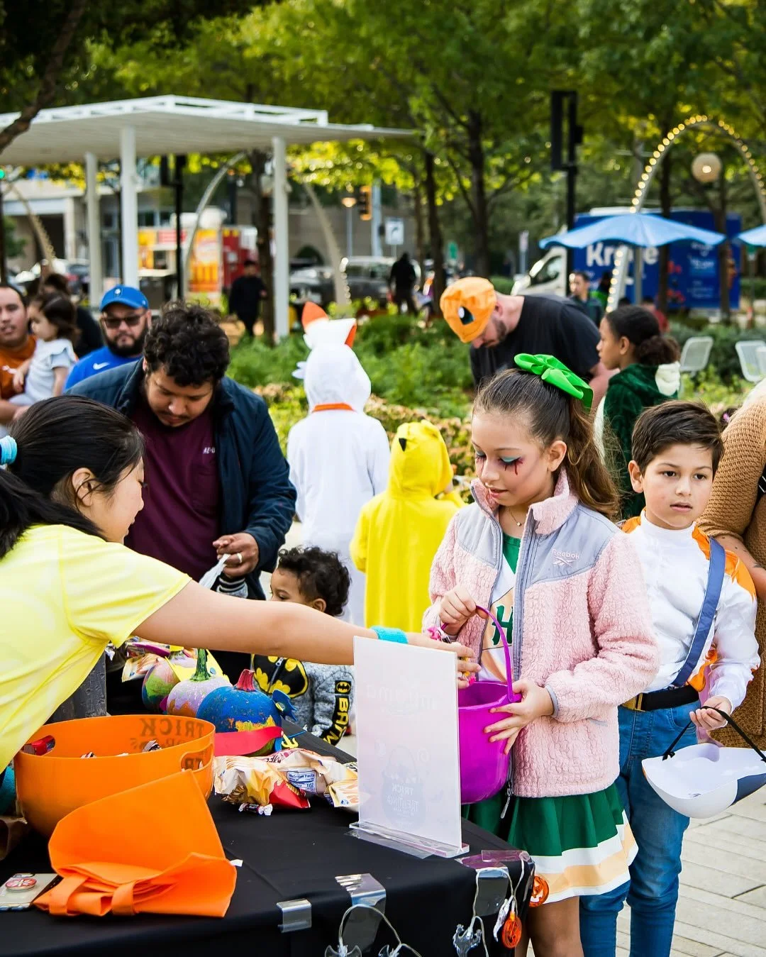 It&rsquo;s that time of year again! 🎃👻🍫

Klyde Warren Park&rsquo;s Corporate Council hosts its fifth-annual free Trick-or-Treating in the Park presented by @krogerco! Dress the whole family up and join us for candy collecting, costume contests and