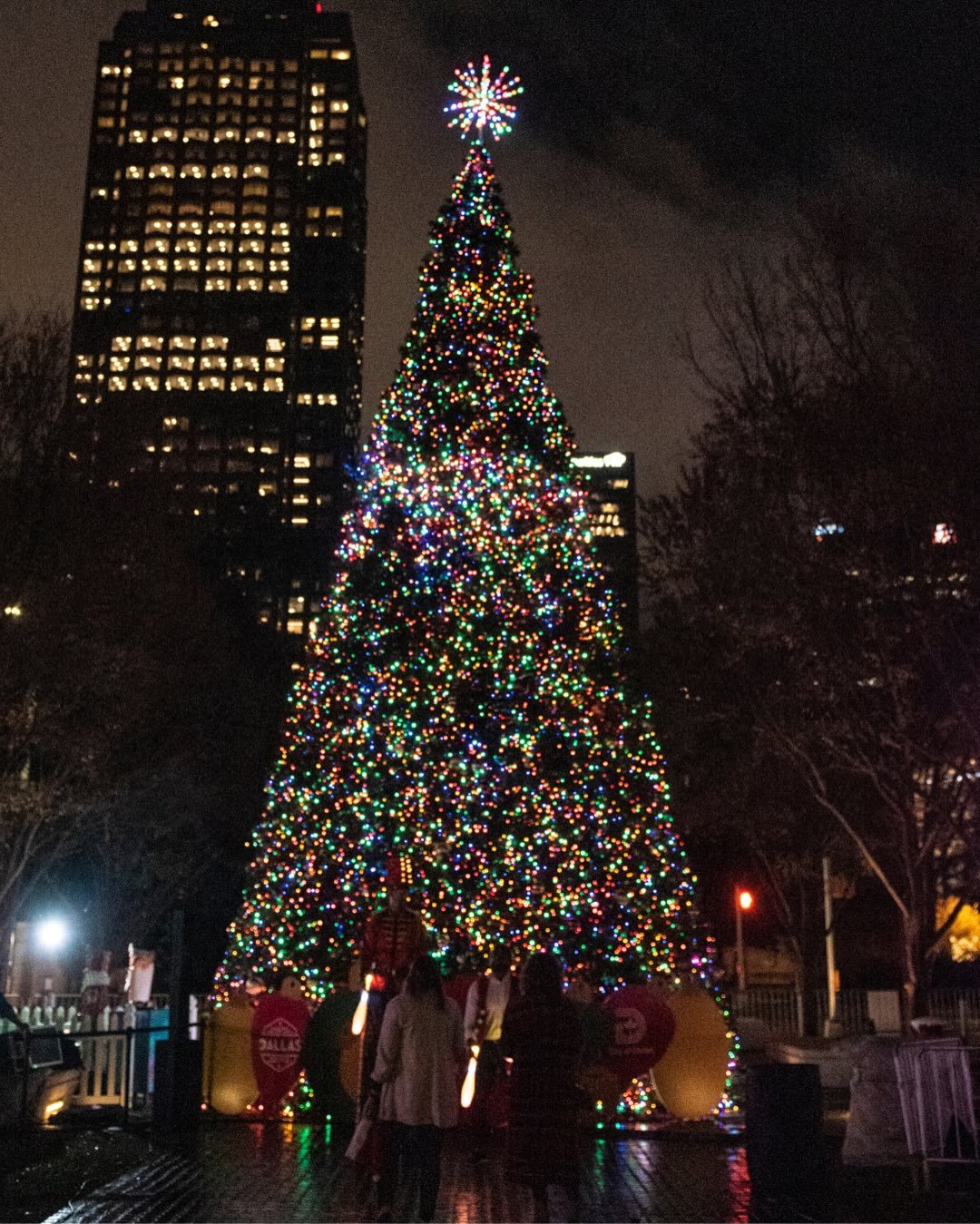 Kick off the holiday season at Klyde Warren Park with fun for the whole family at our annual Tree Lighting Celebration Presented by @energytransferlp! 

Enjoy free photos with Santa, story time with Mrs. Claus, face painting and holiday shopping with