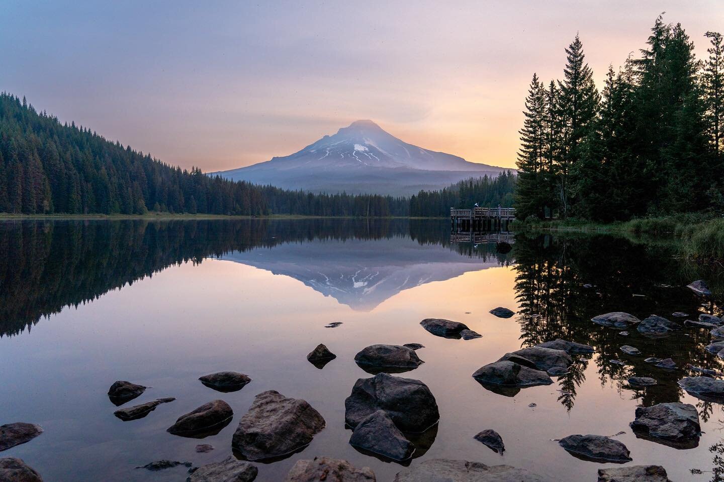 On a list of the world&rsquo;s most tranquil things you&rsquo;ll find a soft summer sunrise in Oregon. ⛅️
.
.
.
#summersunrise #trilliumlake #oregonexplored #lakereflection #mthood #pnwonderland #traveloregon