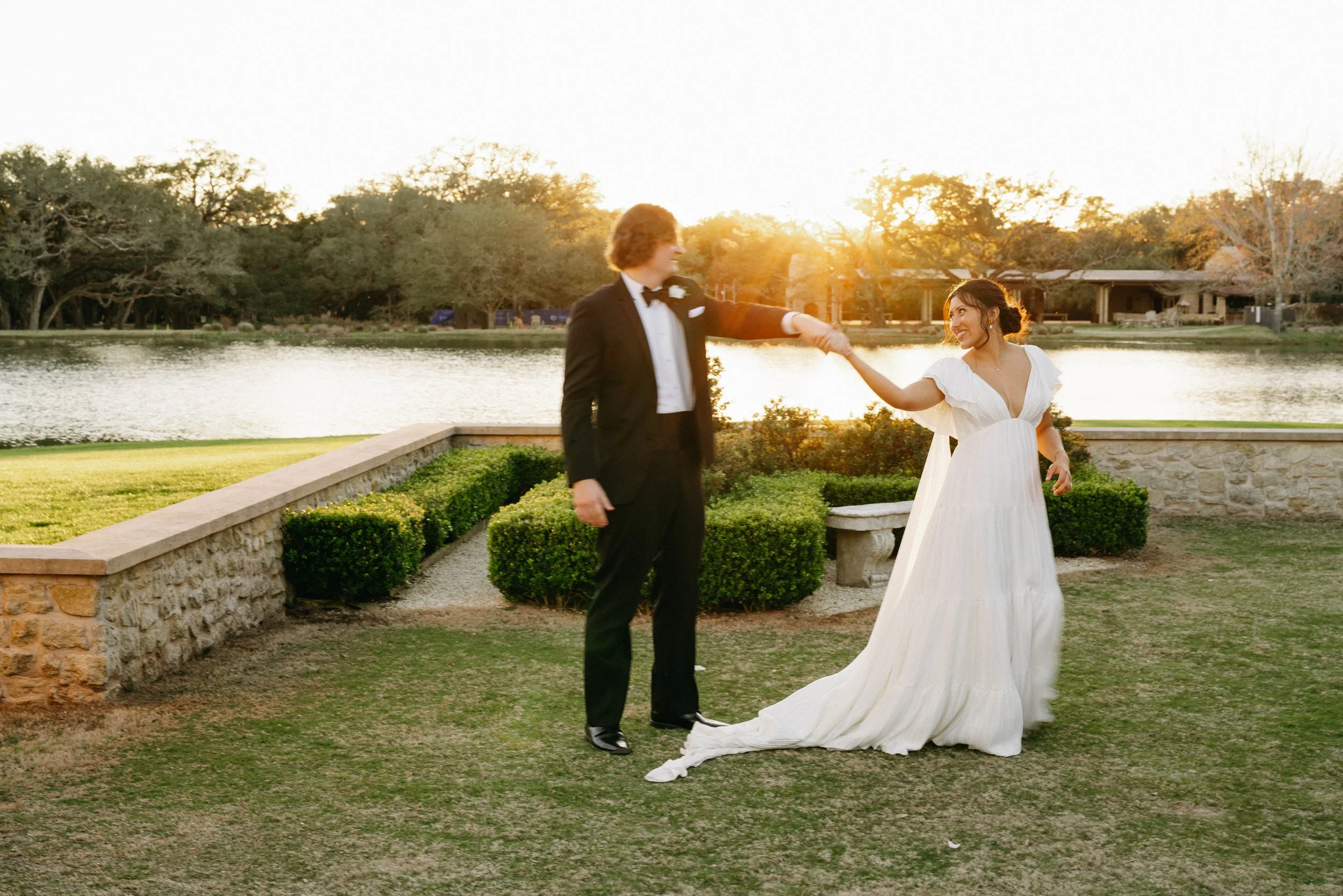 Sunset portraits of bride and groom at Houston Oaks wedding | Austin photographer travels for weddings.