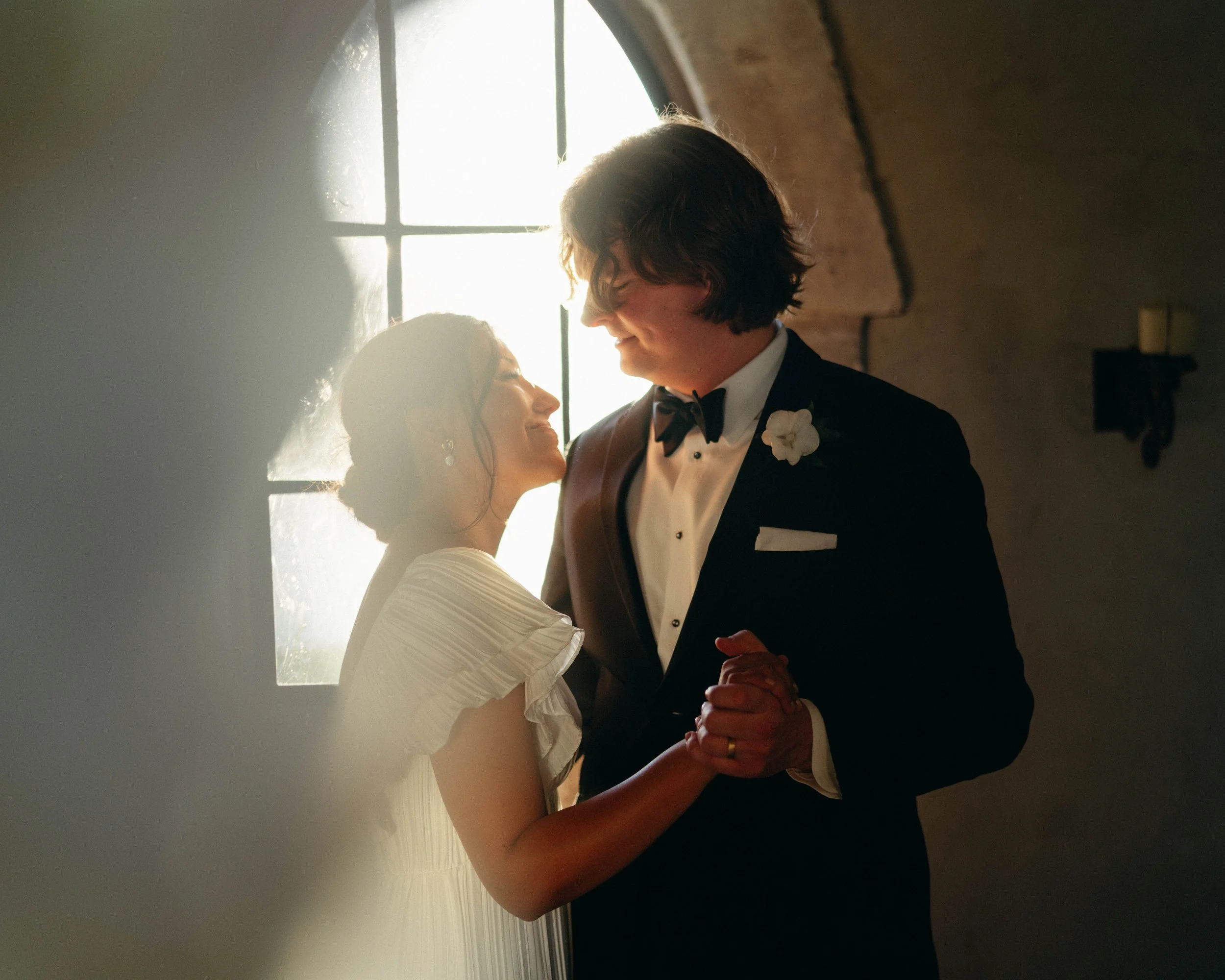 Couple sharing a quiet moment together before heading to Oaktree Manor reception.