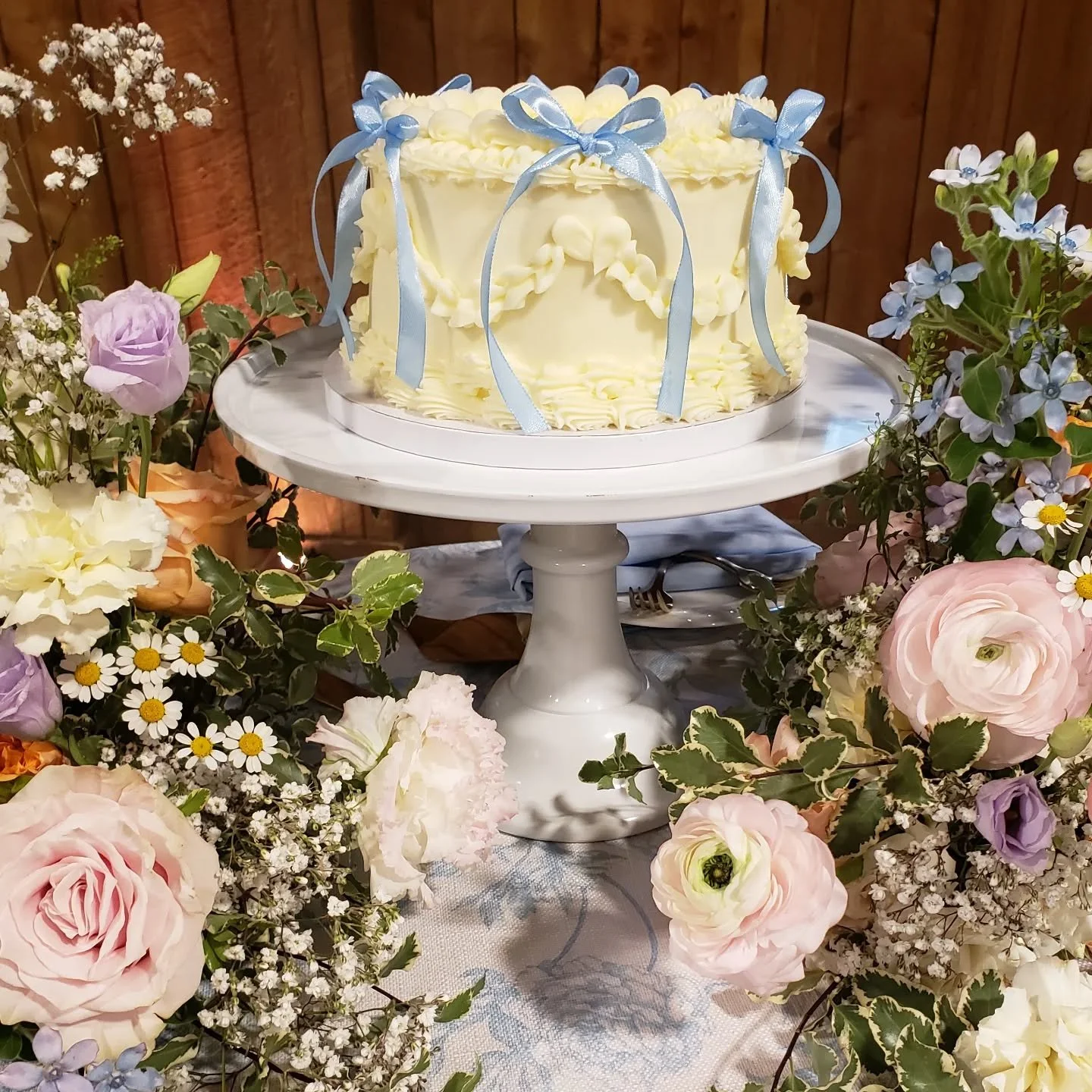 We've been obsessing over this cake with all the traditional touches lately!