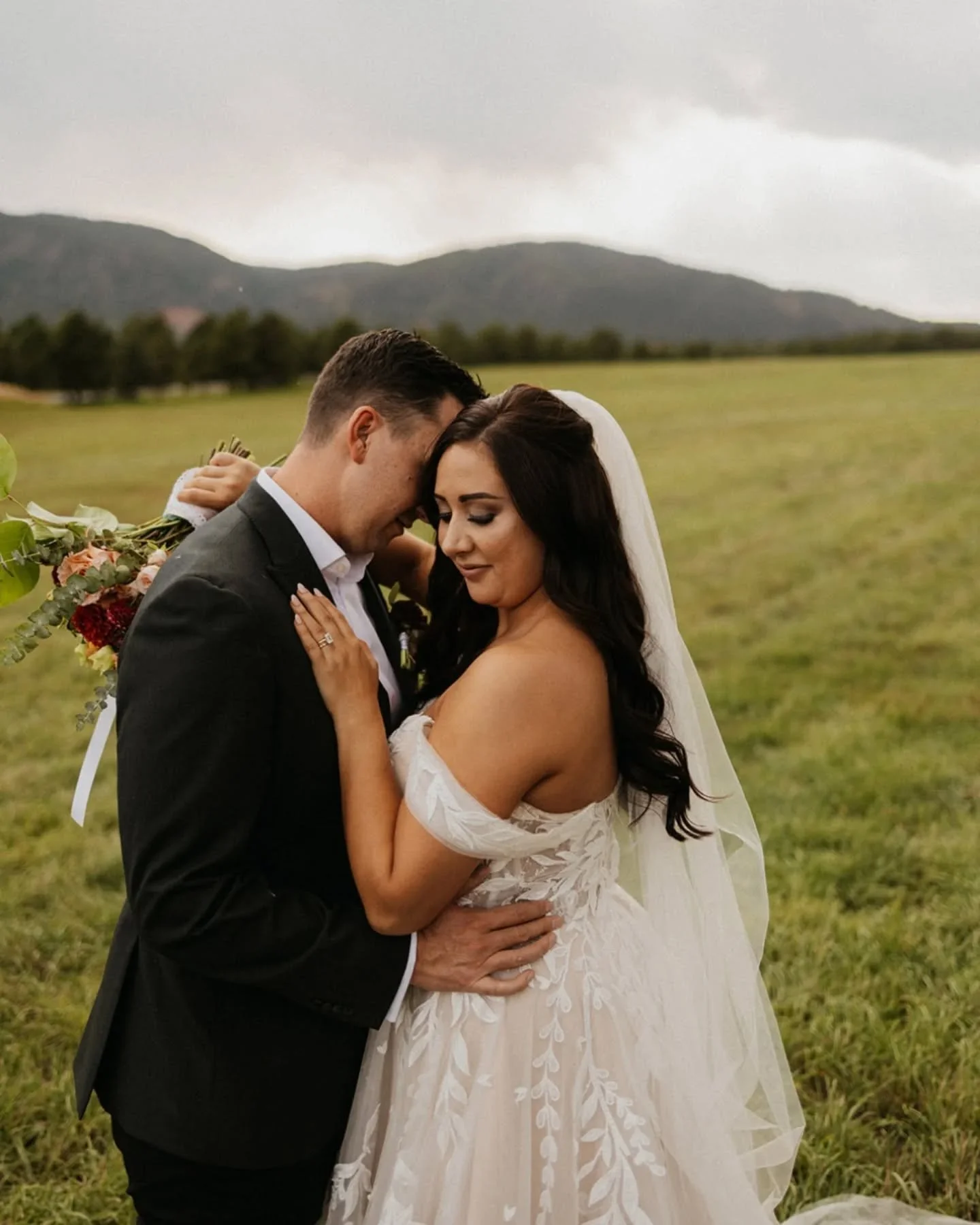 💍 Megan &amp; Spencer | 9.8.25 

An absolutely STUNNING wedding in the Larkspur, Colorado overflowing with love and a dance party for the ages!

Planning+Coordination | @bluemtneventco
Photography | @photographyby.reverie
Venue | @sprucemountainranc
