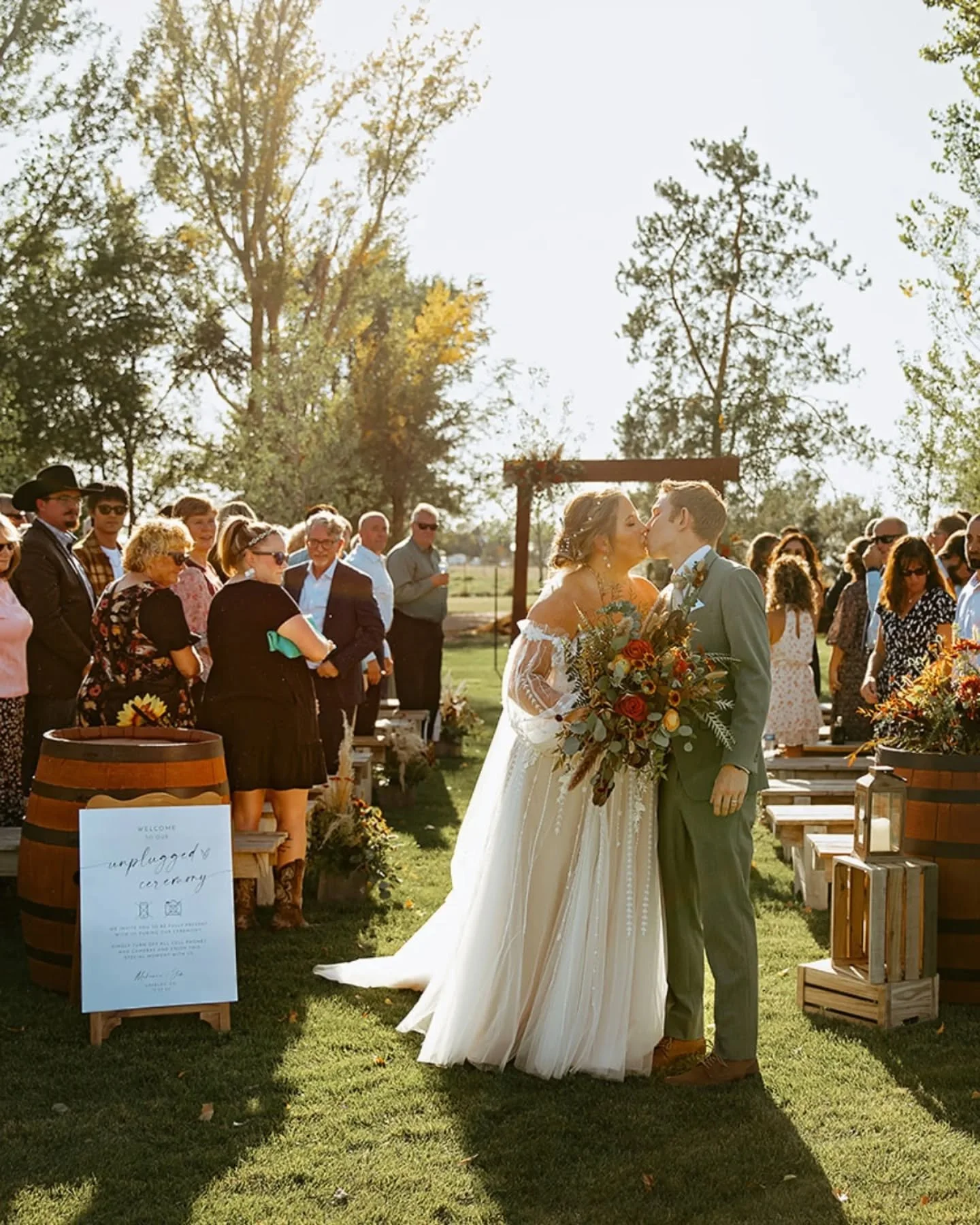 Thinking about having an unplugged ceremony? Here&rsquo;s why couples are choosing it 👇

&bull; Guests stay present
&bull; Your photos look cleaner and more professional
&bull; The moment feels more intimate

Your ceremony goes by so quickly&mda