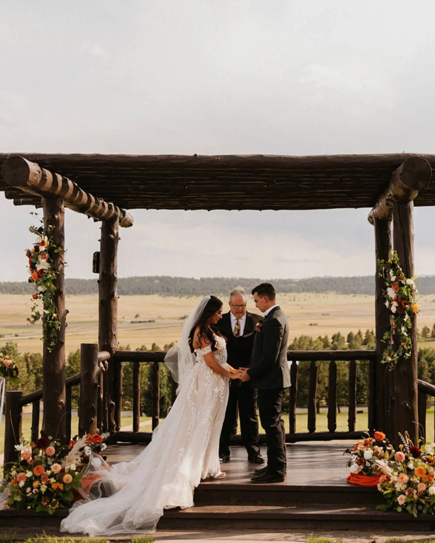 We are still day dreaming about the views at Megan and Spencer's wedding from last September at @sprucemountainranch 

Photography | @photographyby.reverie