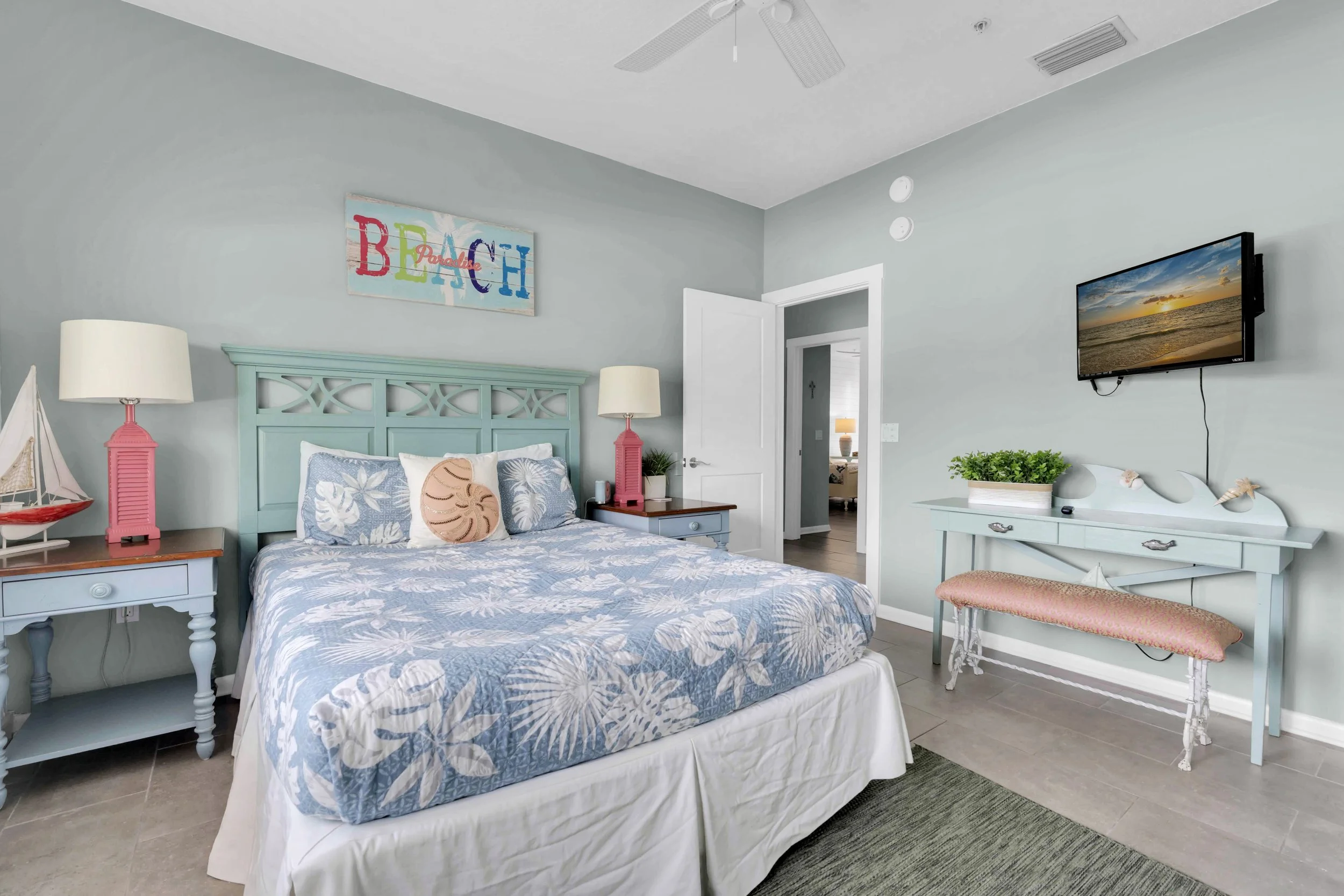 2nd bedroom - queen bed