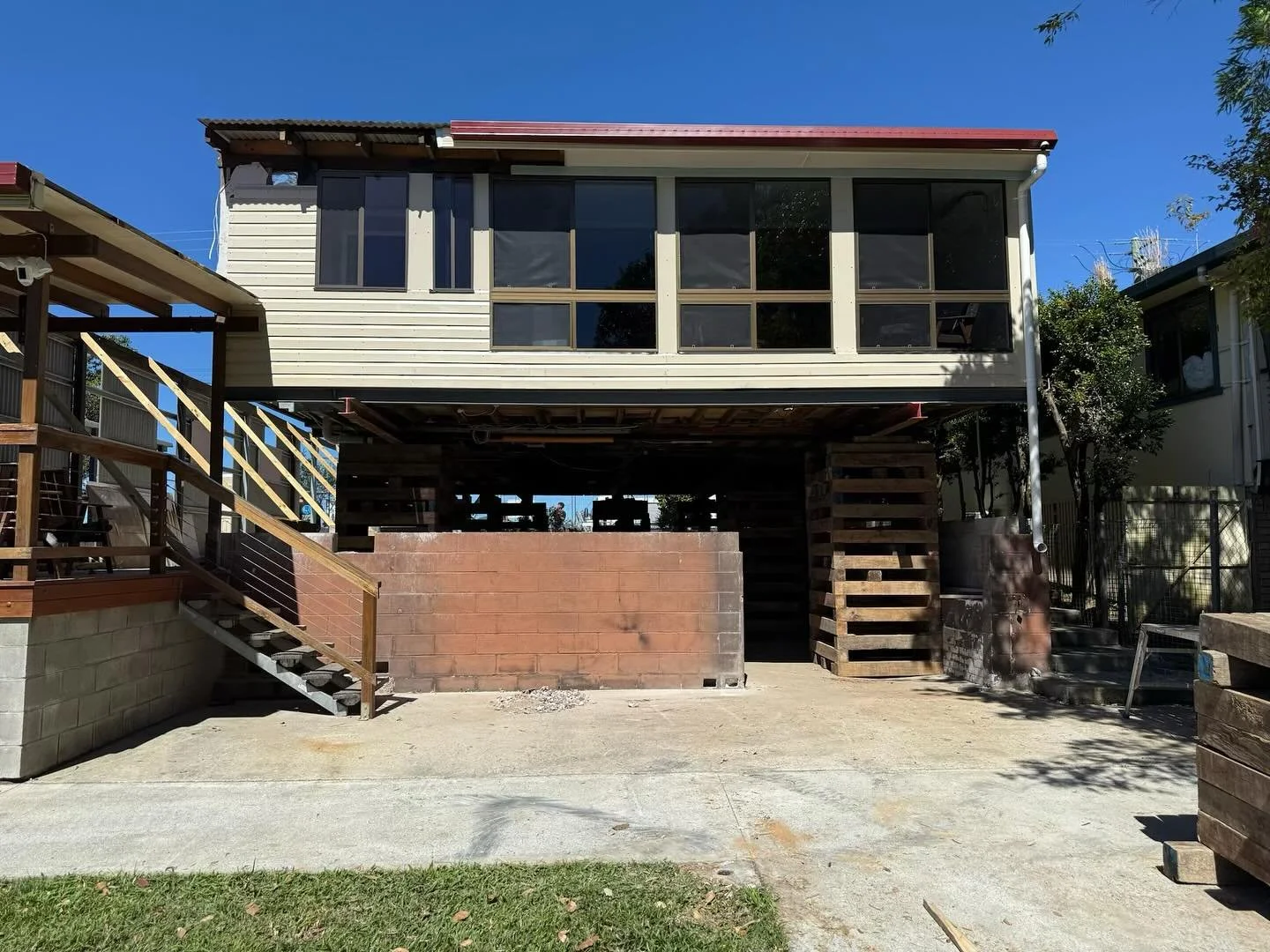 Lift complete! She&rsquo;s prepped &amp; ready for her new legs. 
.
Thinking of lifting your home? We&rsquo;re here to help! Contact us at 
0415 824 173, DM us or email admin@risehouseraising.com.au