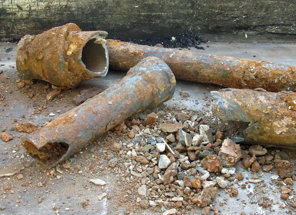 Cast_iron_water_pipes.jpg