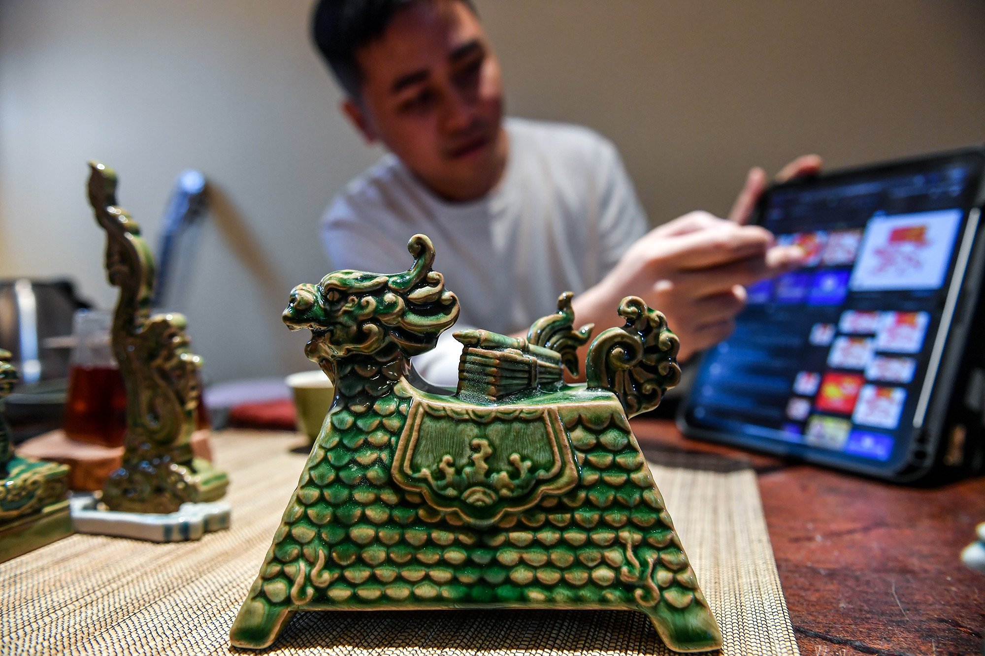 [Ảnh] Khám phá quy trình biến đất sét thành... rồng của nghệ nhân gốm Bát Tràng