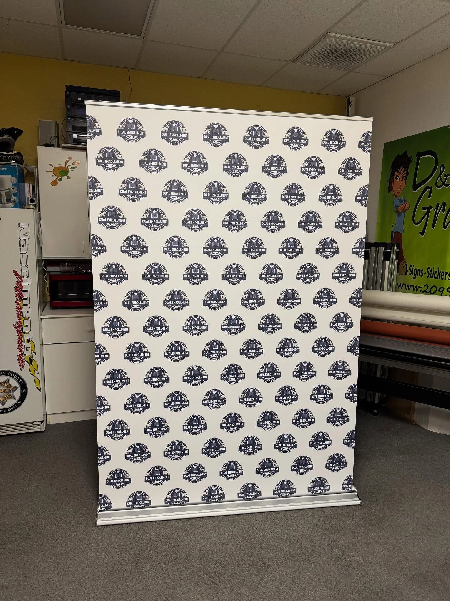 If you wanna maximize your tradeshow display these 5 foot wide by 8 foot tall traveling roll up banners work great. Even comes with a nice carrying case.