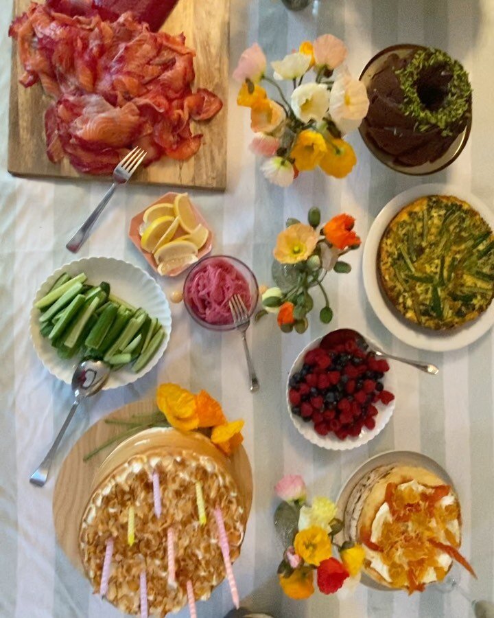 Todays family brunch. Cooked by me, with the help of a merry team of cousins/aunties - and a bit of cheating thanks to @brickfieldsbakery @sonomabakery and @flourandstone. And why would you have one birthday cake when you can have four?