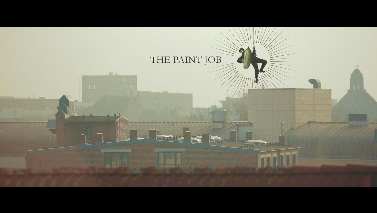 Stadtansicht mit Dachwohnungen und einem Zeppelin, darin ein Musiker mit einem Cello, über dem die Schrift »The Paint Job«