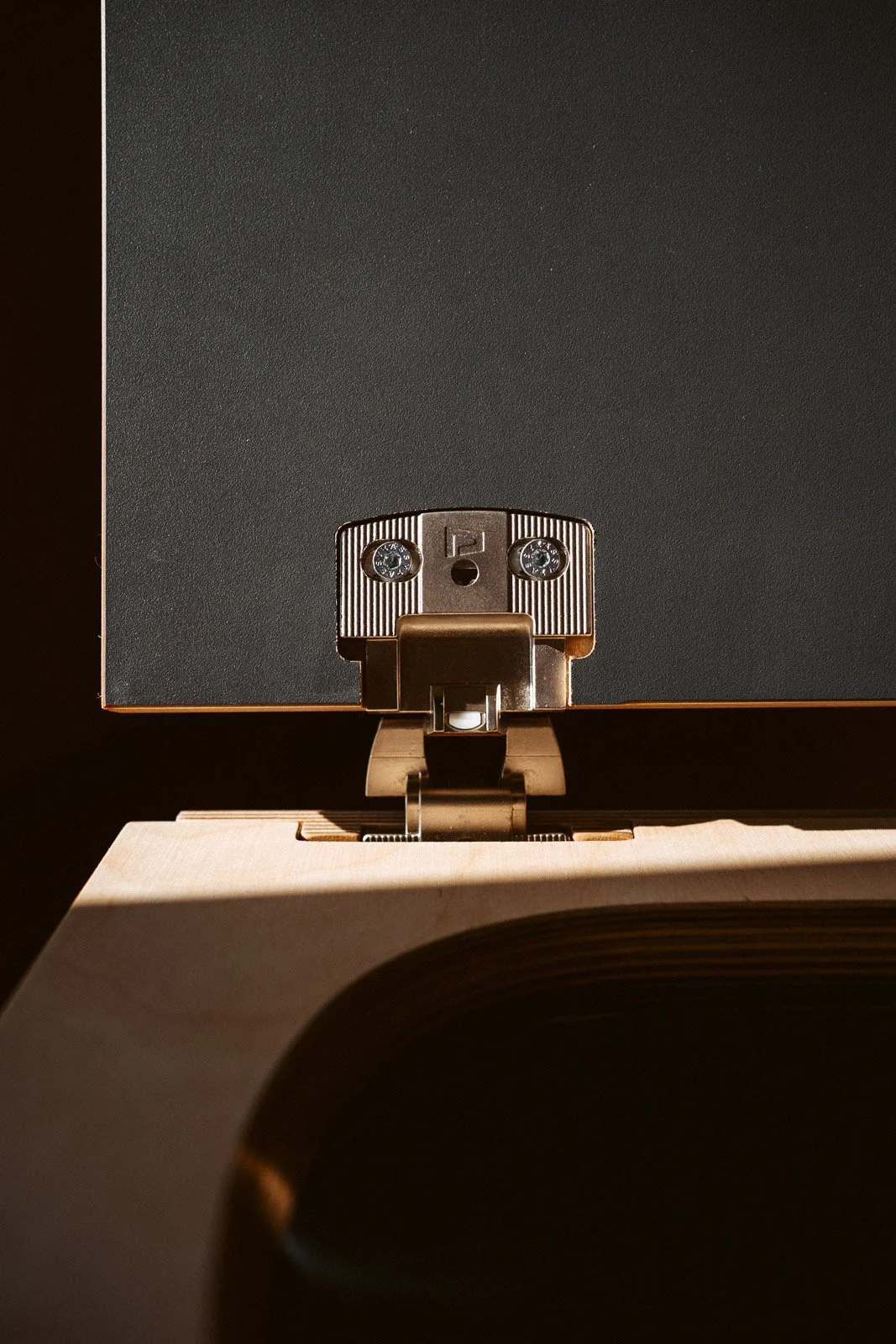 Detailaufnahme eines Plattenspielers mit sichtbarem Tonabnehmer und Plattenteller.