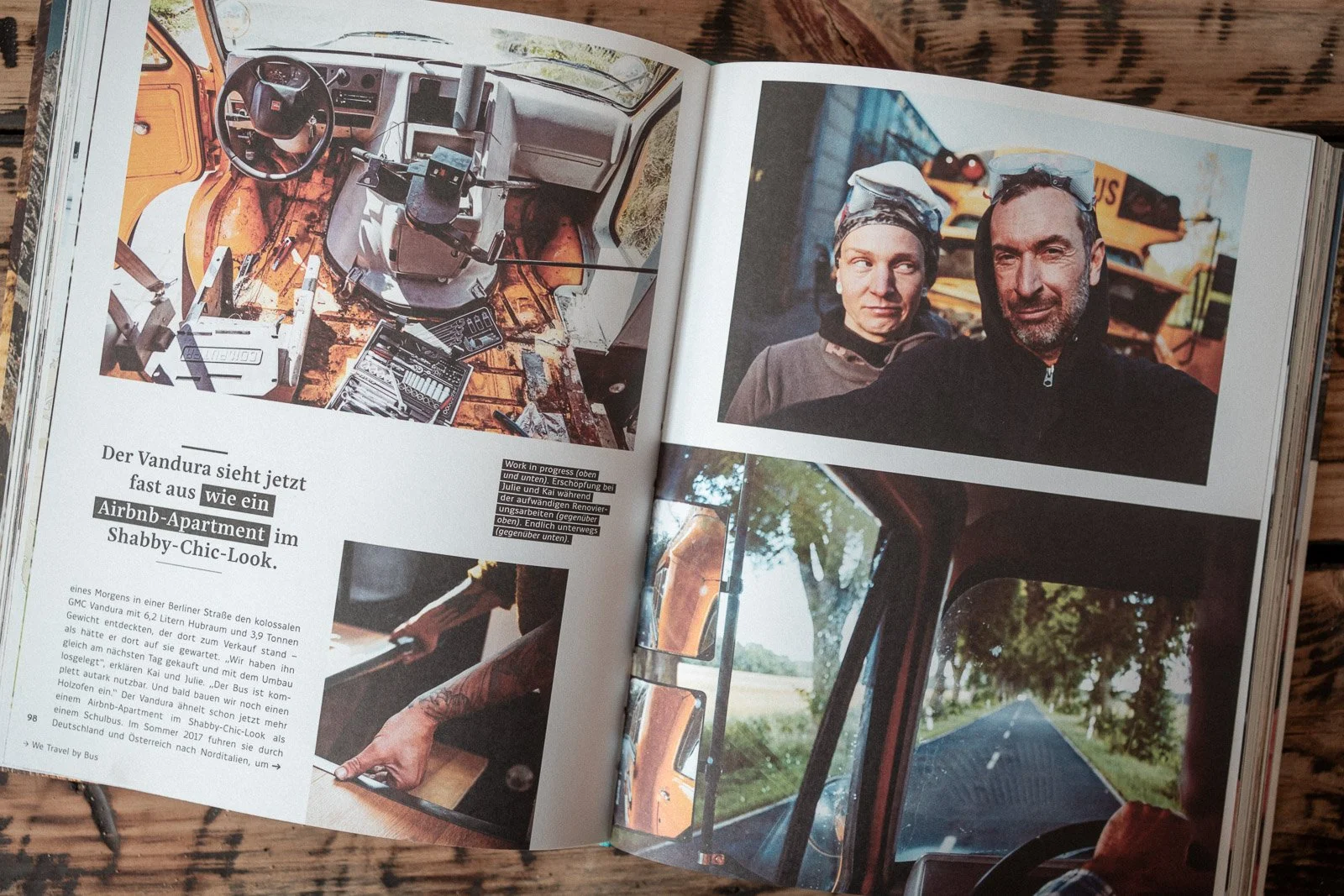 Offenbares Magazin mit Fotos und Text über einen Van, der im shabby-chic-Look renoviert wird, einschließlich Innenaufnahme des van, Portraits von zwei Personen vor einem Bus und eine Szene vom Fahrer im Cockpit.