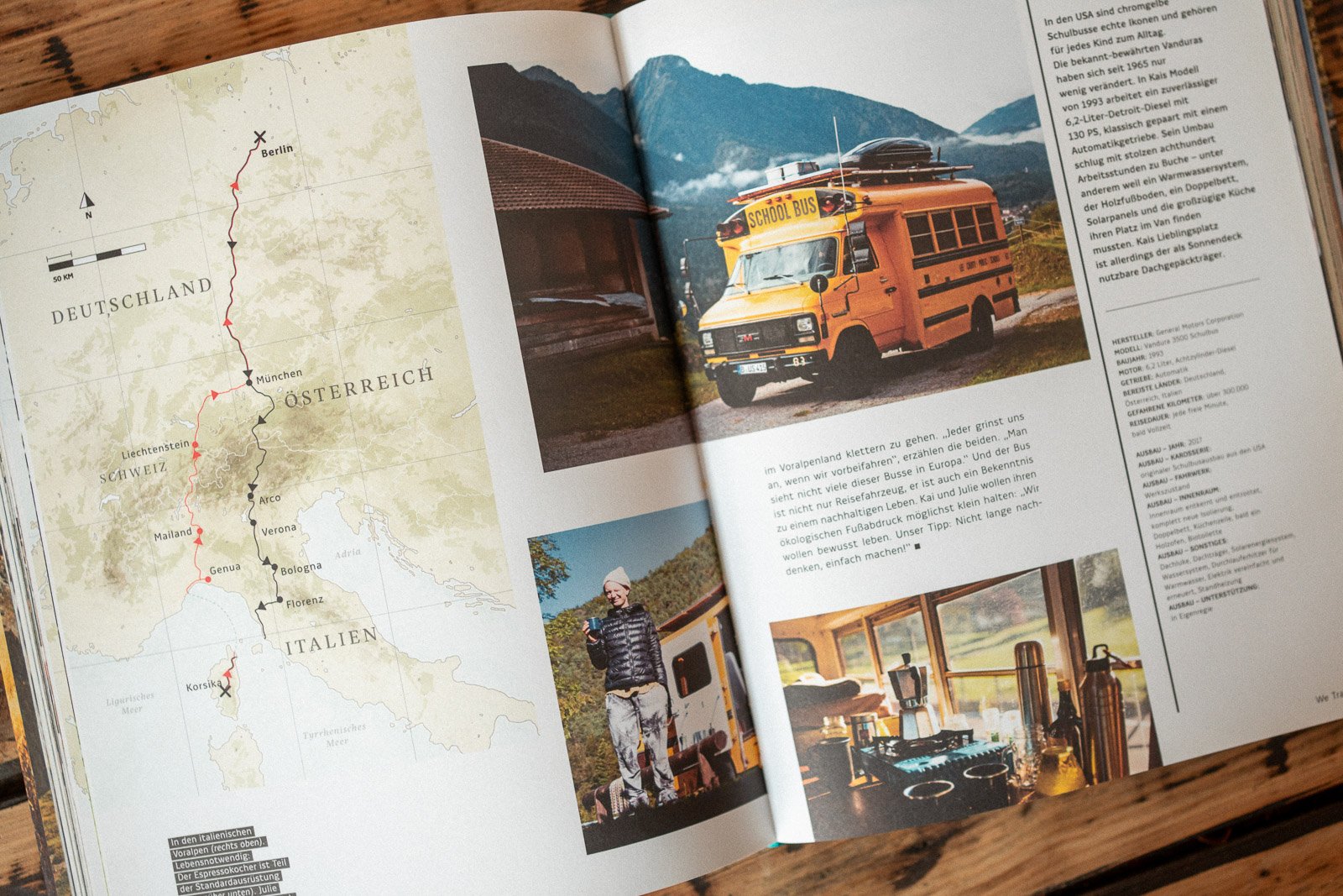 Auf der linken Seite eine Karte von Deutschland, Österreich, der Schweiz und Italien, mit einer Reiseroute markiert. Auf der rechten Seite ein gelber Schulbus und eine Person im Outdoor-Baulook, sowie ein Blick in den Bus-Innenraum mit Kaffeezubehör.