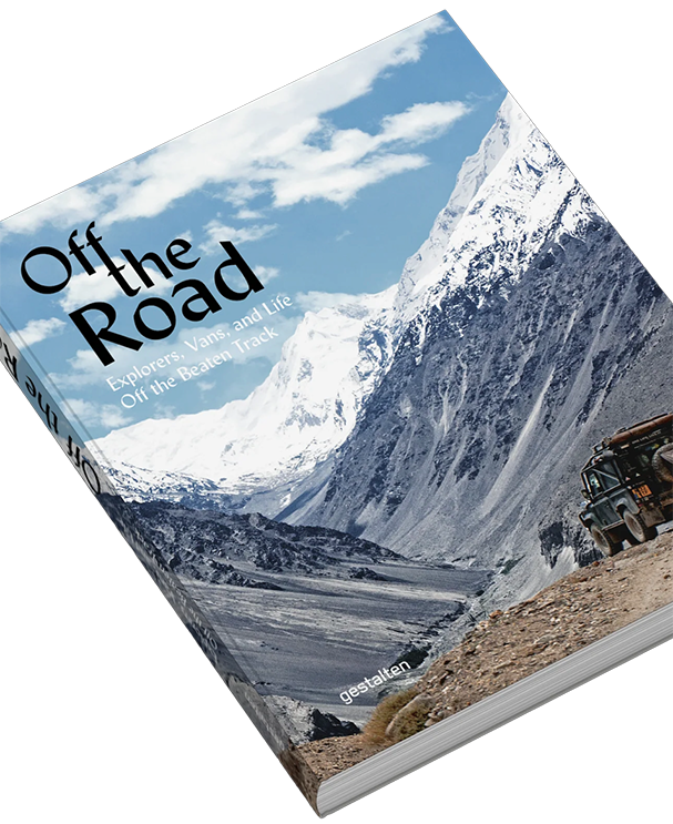 Buchcover mit Berglandschaft, Schnee, Himmel und einem Geländefahrzeug, Titel: "Off the Road".