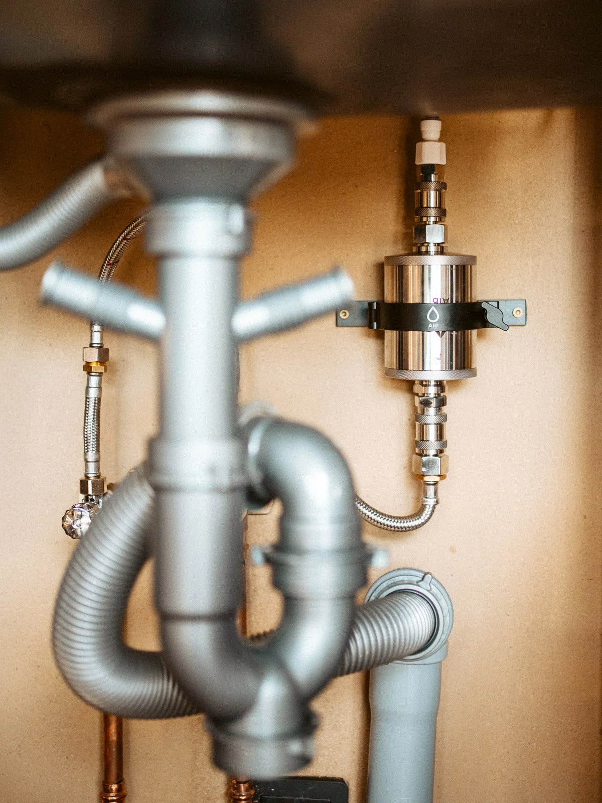 Unter Küche  Spüle, Rohre und Wasseranschlüsse sichtbar.