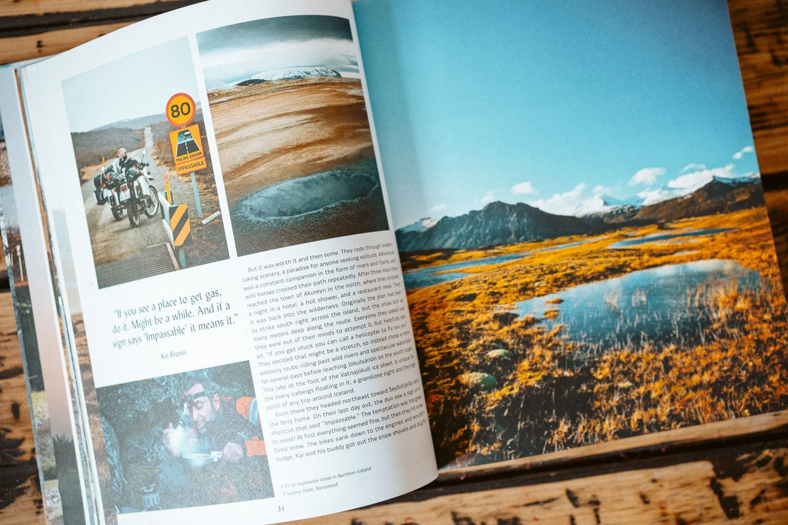 Offene Zeitschrift mit einem Bild von Motorrädern auf einer Straße in einer Wüste und einer Landschaft mit Seen und Bergen, sowie Text in Englisch.