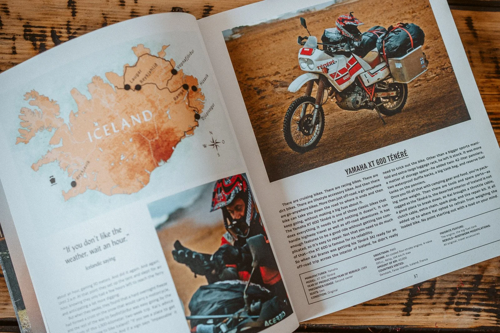 Offener Reiseprospekt mit Karte von Island und einem Bild eines Yamaha XT 600 Ténére Motorrads auf einem Lagerfeuergrund, zusätzlich ein weiteres Bild eines Motorrads mit Helm, Handschuhen und Gepäck auf einer Straße.