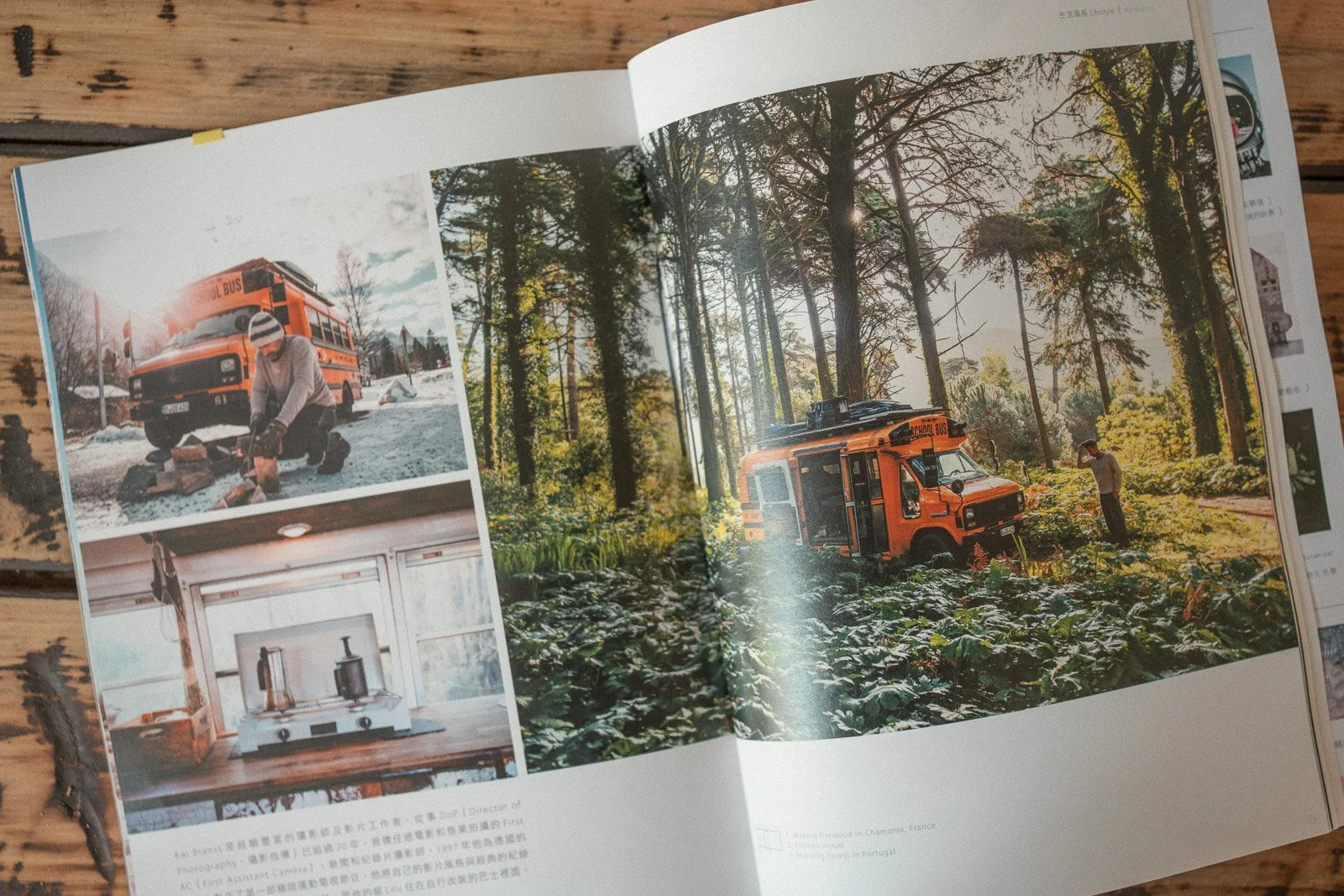 Fotobuch mit Bildern eines Schulbusses im Schnee, im Inneren und in einem Wald. Der Schulbus ist orange und markiert mit 'SCHOOL BUS' auf dem Dach. Ein Mann steht im Wald, umgeben von Bäumen.