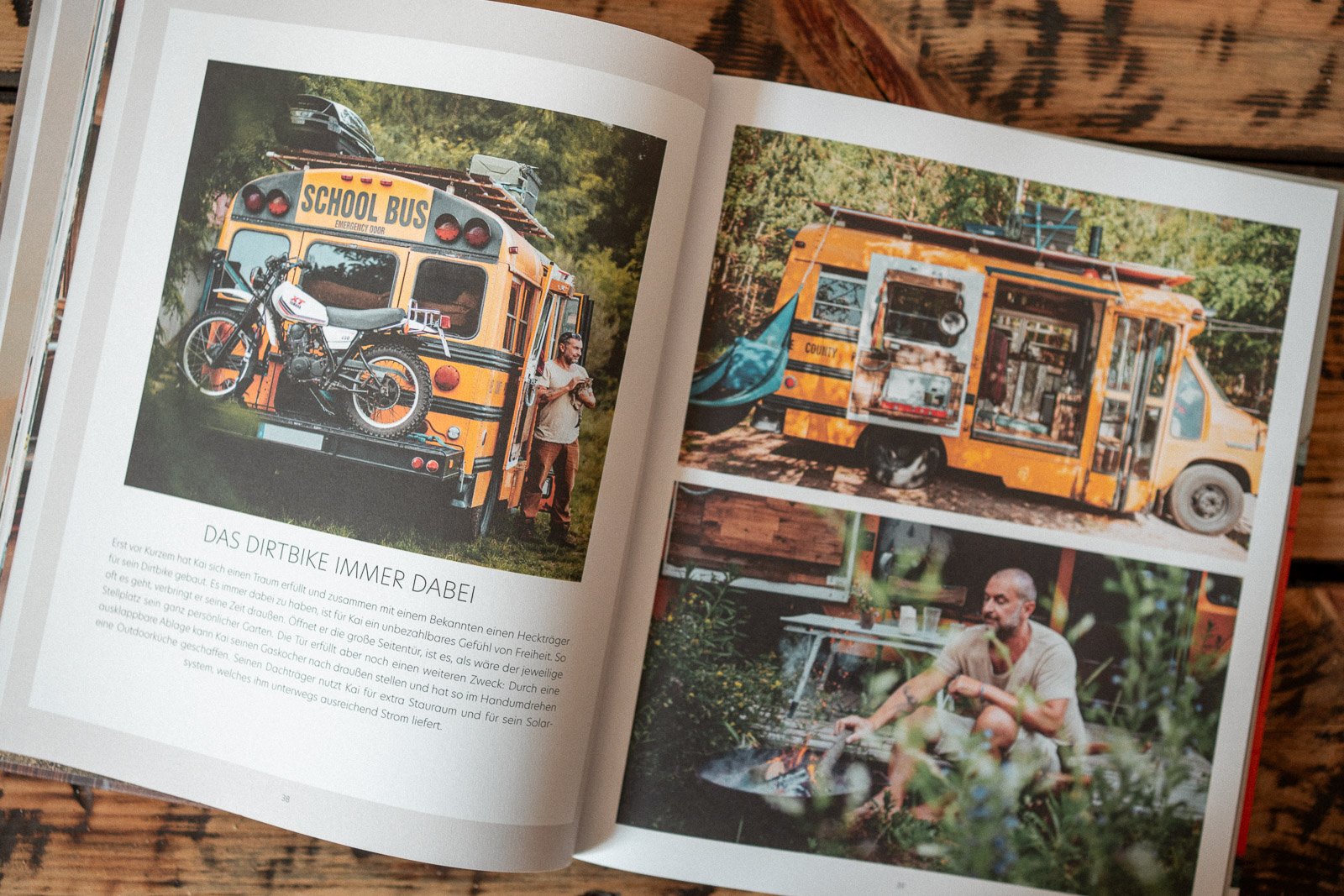 Offen geblättertes Magazin mit Bildern eines umgebauten Schulbusses, der als Küchen- und Freizeitmobil dient, und eines Mannes, der draußen in der Natur sitzt.