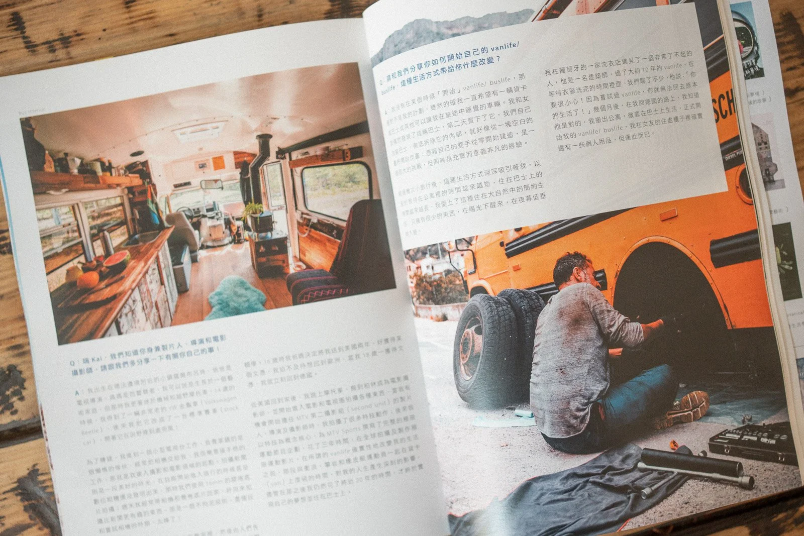 Offener Reiseblog mit Fotos eines umgebauten Vans innen und außen