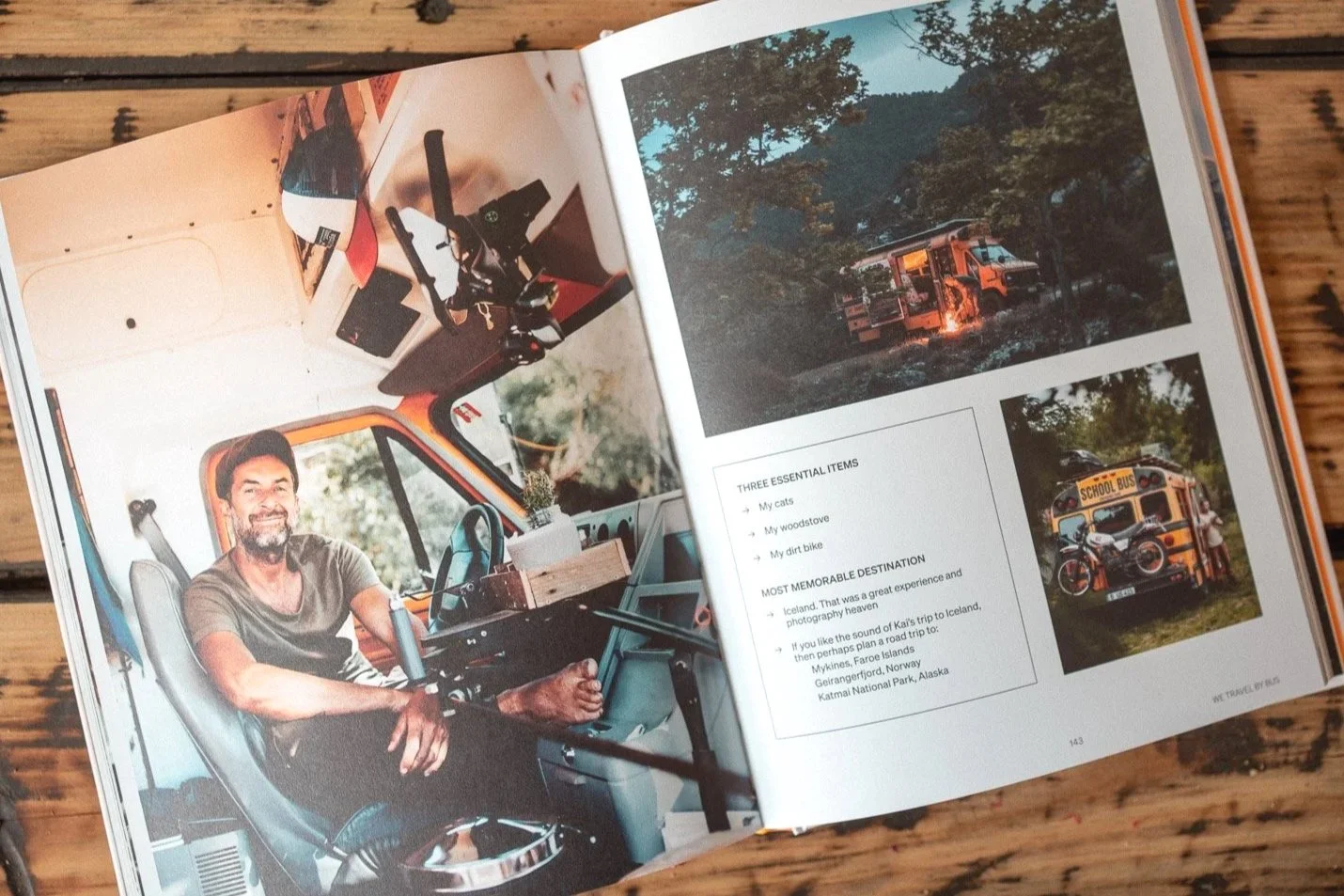 Offene Zeitschrift mit Fotos: Ein Mann sitzt in einem orangefarbenen Bus, die Fotos zeigen Abenteuer in der Natur mit einem Bus im Wald, einem Schulbus mit einem Fahrrad, und eine Liste mit Reisezielen und Erinnerungen.