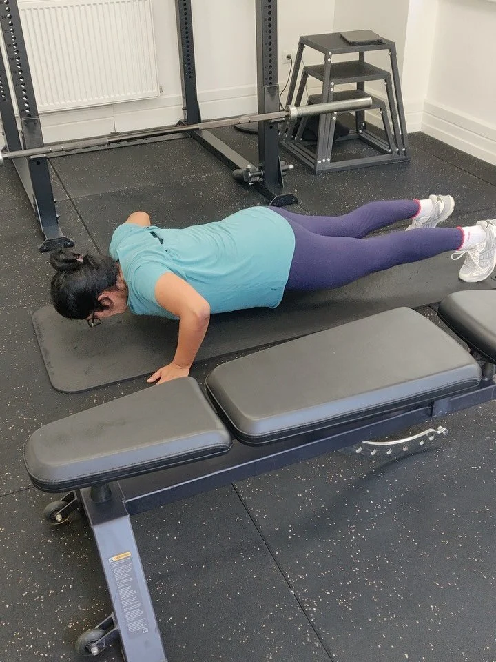 Weekly Roundup from UPLIFT last week:

1. @roshininatalia working on full pushups 💪 She just keeps improving 😁

2. @martinoc1998 taking the 40kg for a spin. He'll definitely need to add a band to make it harder this week 😉

3. We've kept incline b
