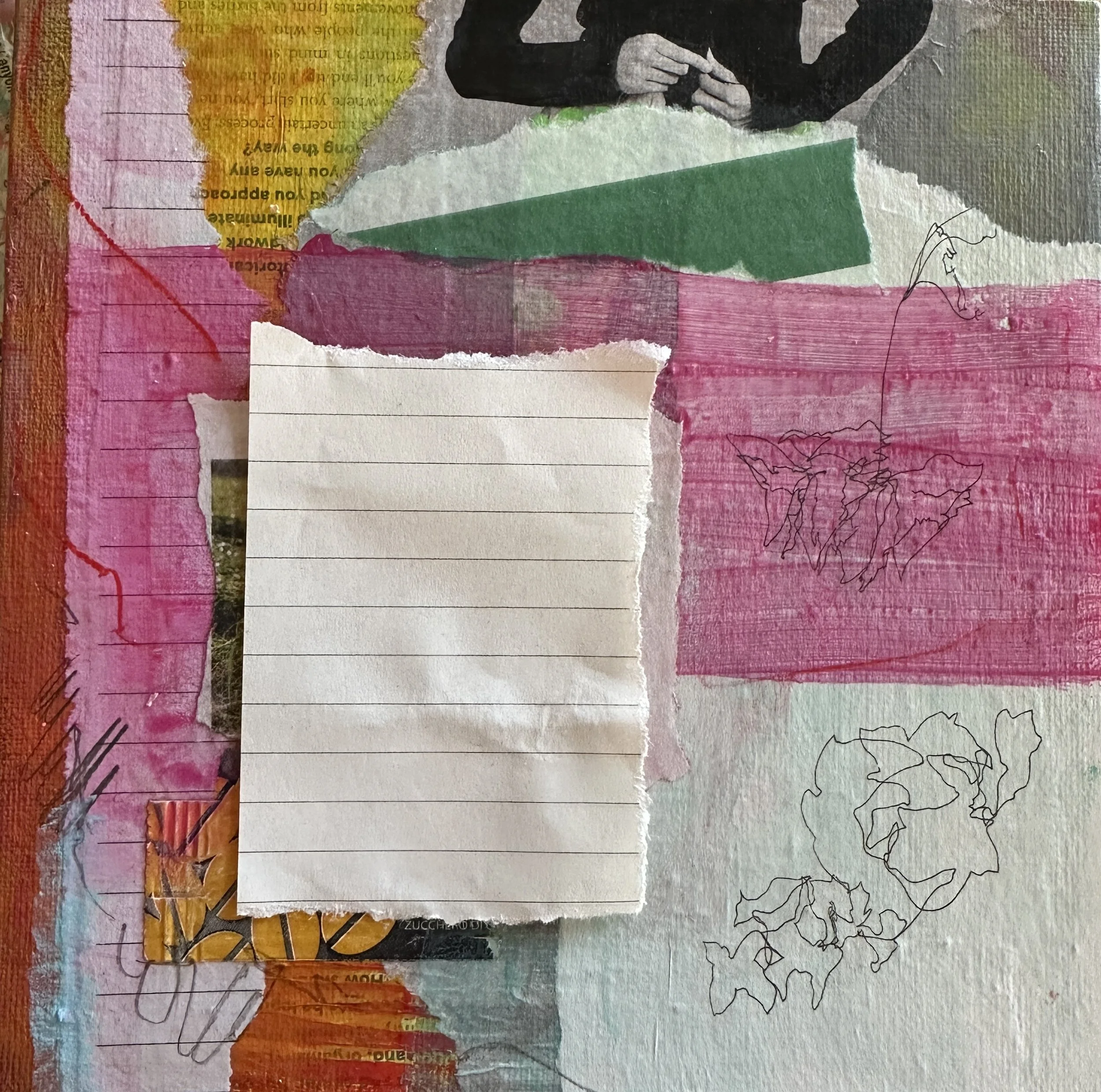 Collage aus bunten Papieren, Zeichnungen und einem weißen Notizblatt mit Linien, das in der Mitte platziert ist.