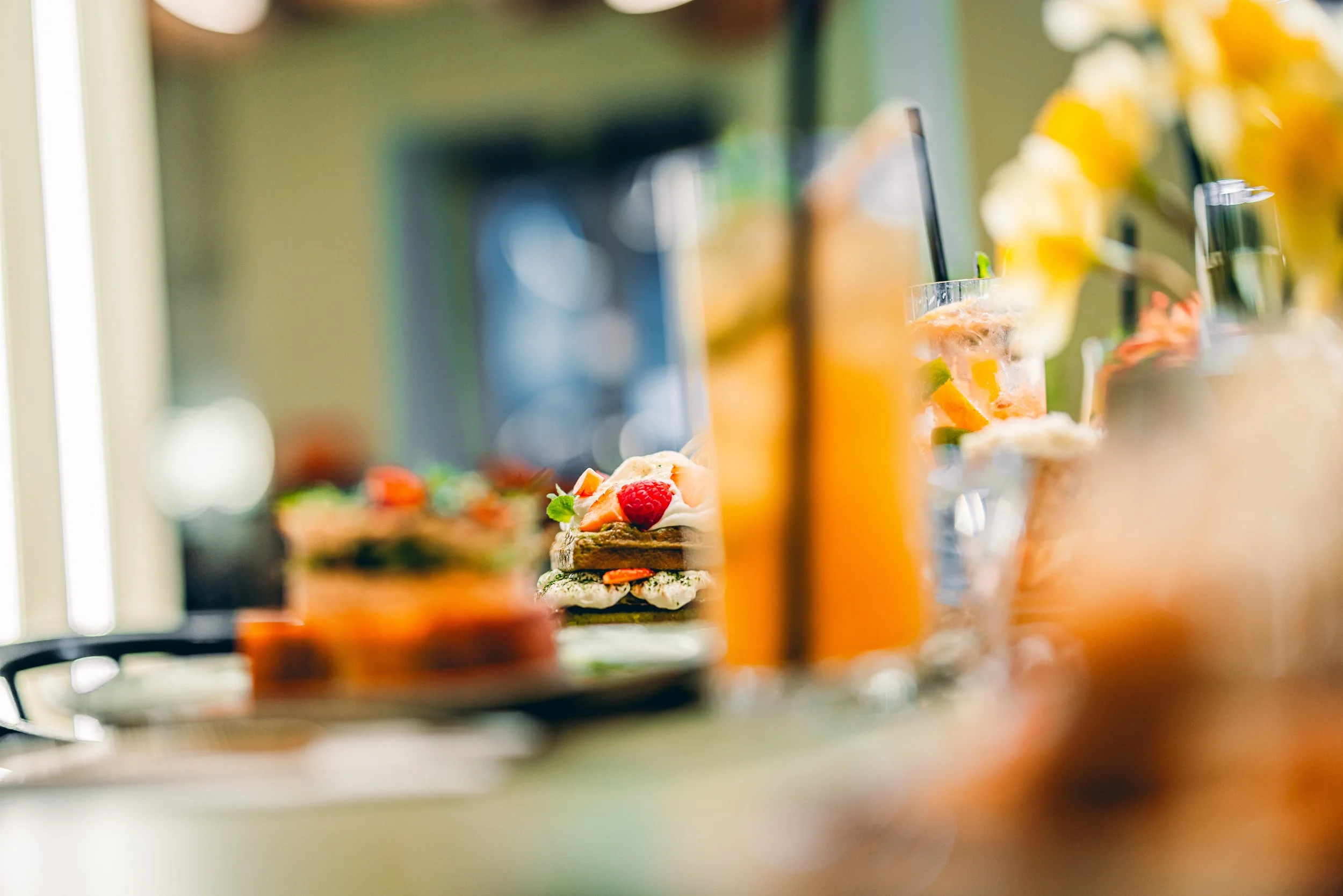 Brunch spread at Edison&Jupiter café in Budapest, featuring artisan sandwiches, homemade cakes, specialty coffee, and fresh seasonal ingredients.