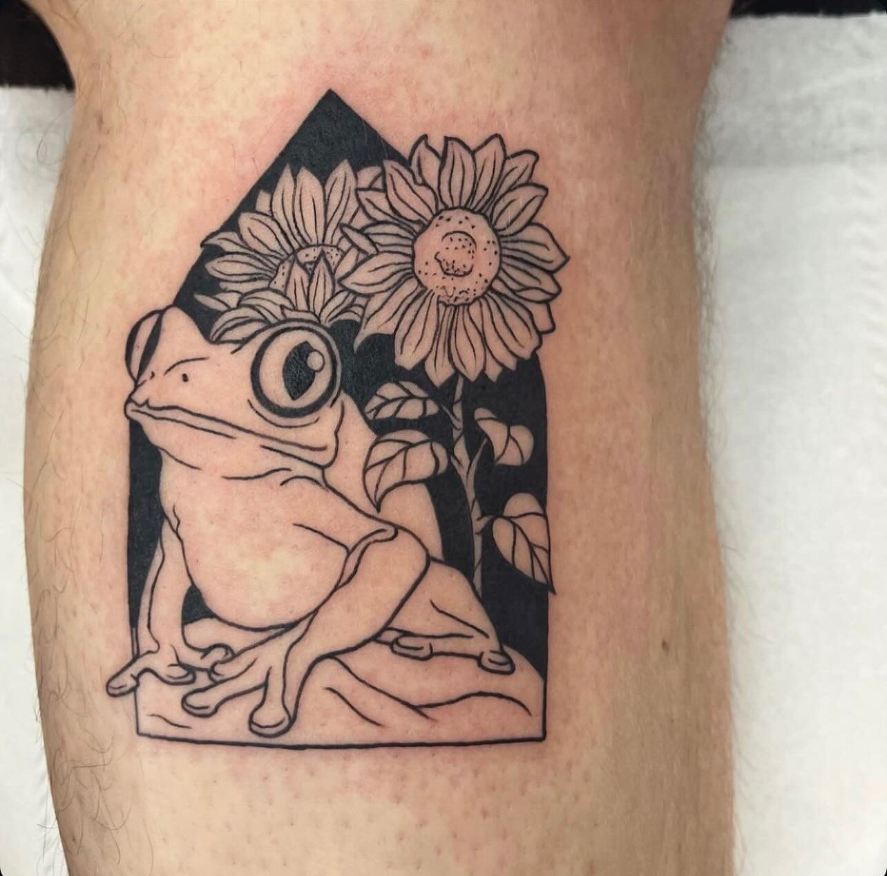 The cutest froggo from the fabulous @eloish.tattoo 🐸

#frogtattoo #finelinetattoo #bristoltattoo #blackworktattoo