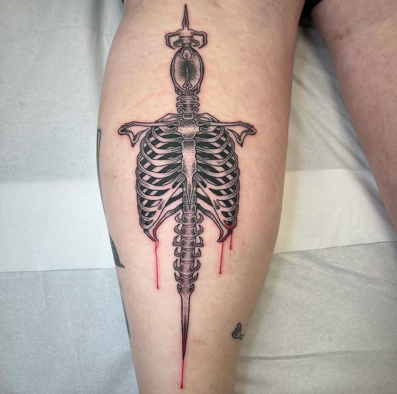 Ridiculously crispy clean bone dagger from @hollihorrortattoos 🗡️

#daggertattoo #bonetattoo #horrortattoo #finelinetattoo #bristoltattoo