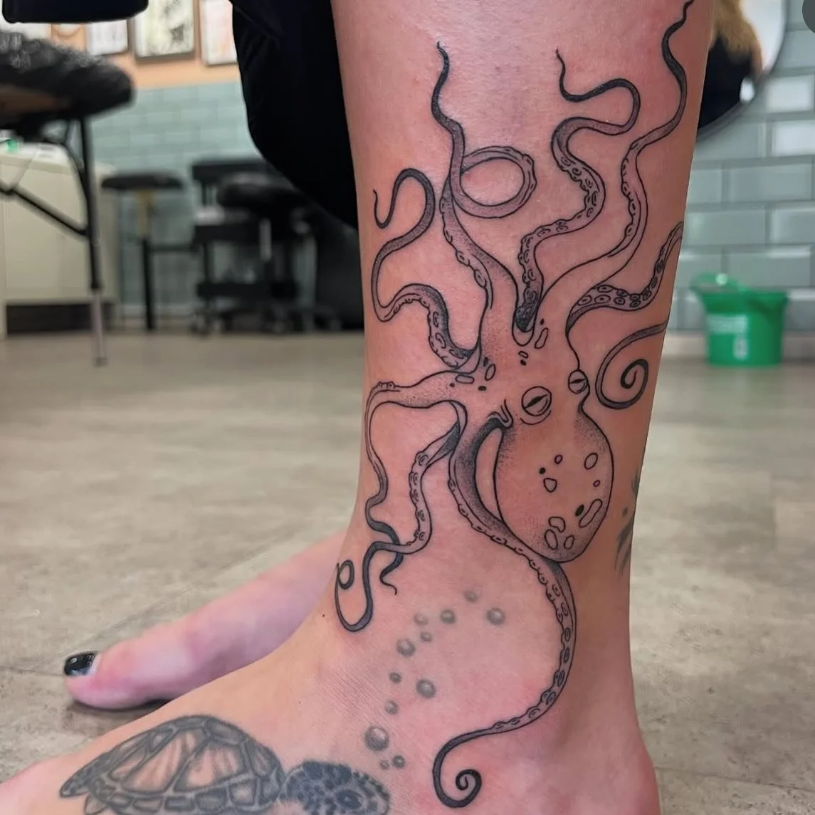 The coolest placement for this piece! By our lovely @eloish.tattoo 🐙

#octopustattoo #finelinetattoo #bristolfineline #ankletattoo