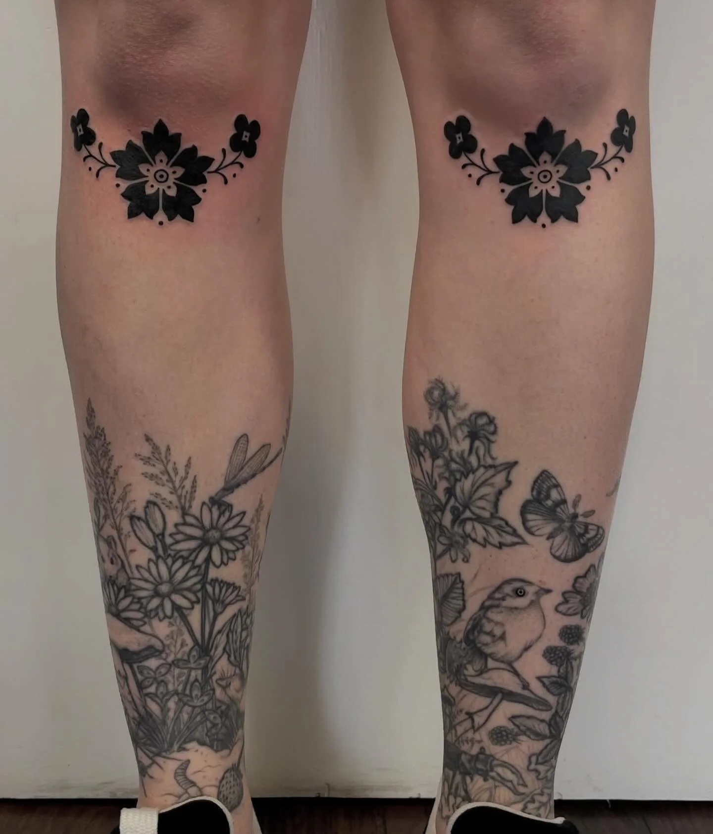 Some fresh knee ornaments above beautiful healed work, all by @brookstattooer ✨

#kneeornamenttattoo #kneetattoo #ornamentaltattoo #blackworktattoo