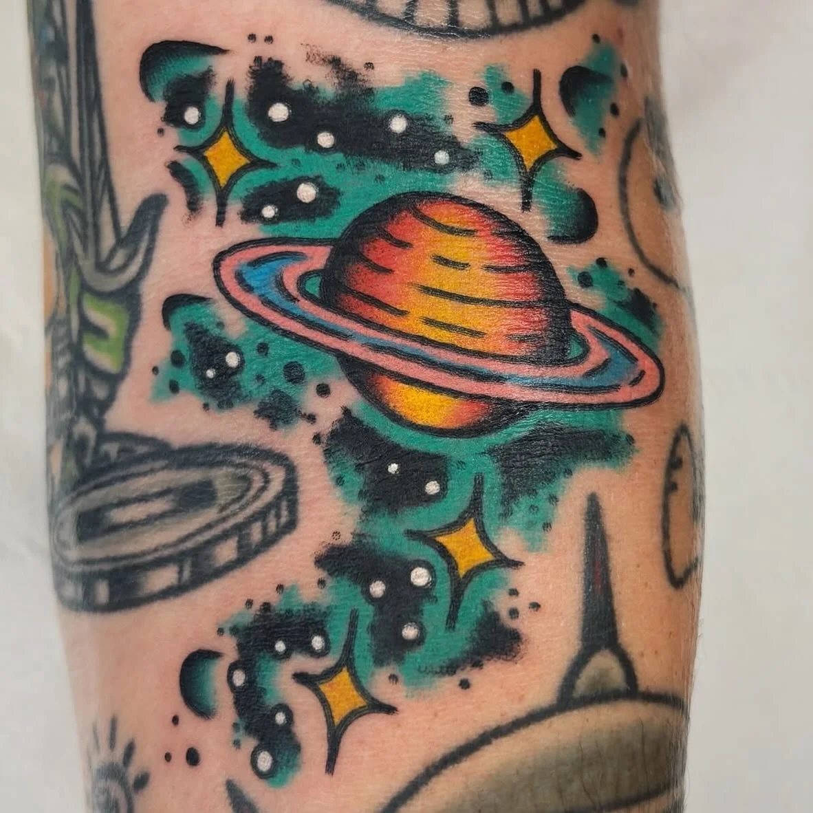 How sick is this gap filler by @joshbtattoo ?! 🚀
#gapfillertattoo #spacetattoo #planettattoo #tradtattoo #bristoltradtattoo