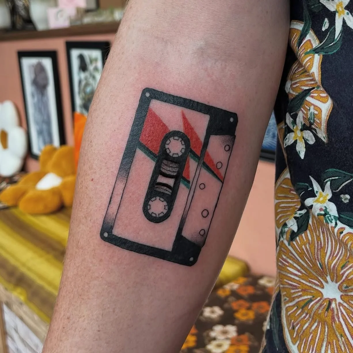 Bowie inspired cassette from @eloish.tattoo 😍😍😍
#bowietattoo #cassettetattoo #finelinetattoo #bristolfinelinetattoo