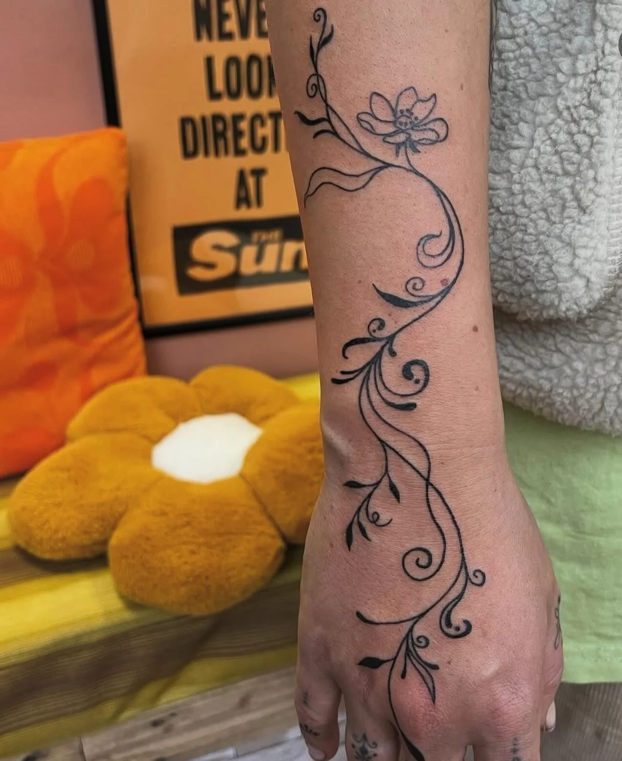 Dainty and beautiful lower arm and hand adornments by @eloish.tattoo ✨

#finelinetattoo #bristolfineline #handtattoo #ornamentaltattoo