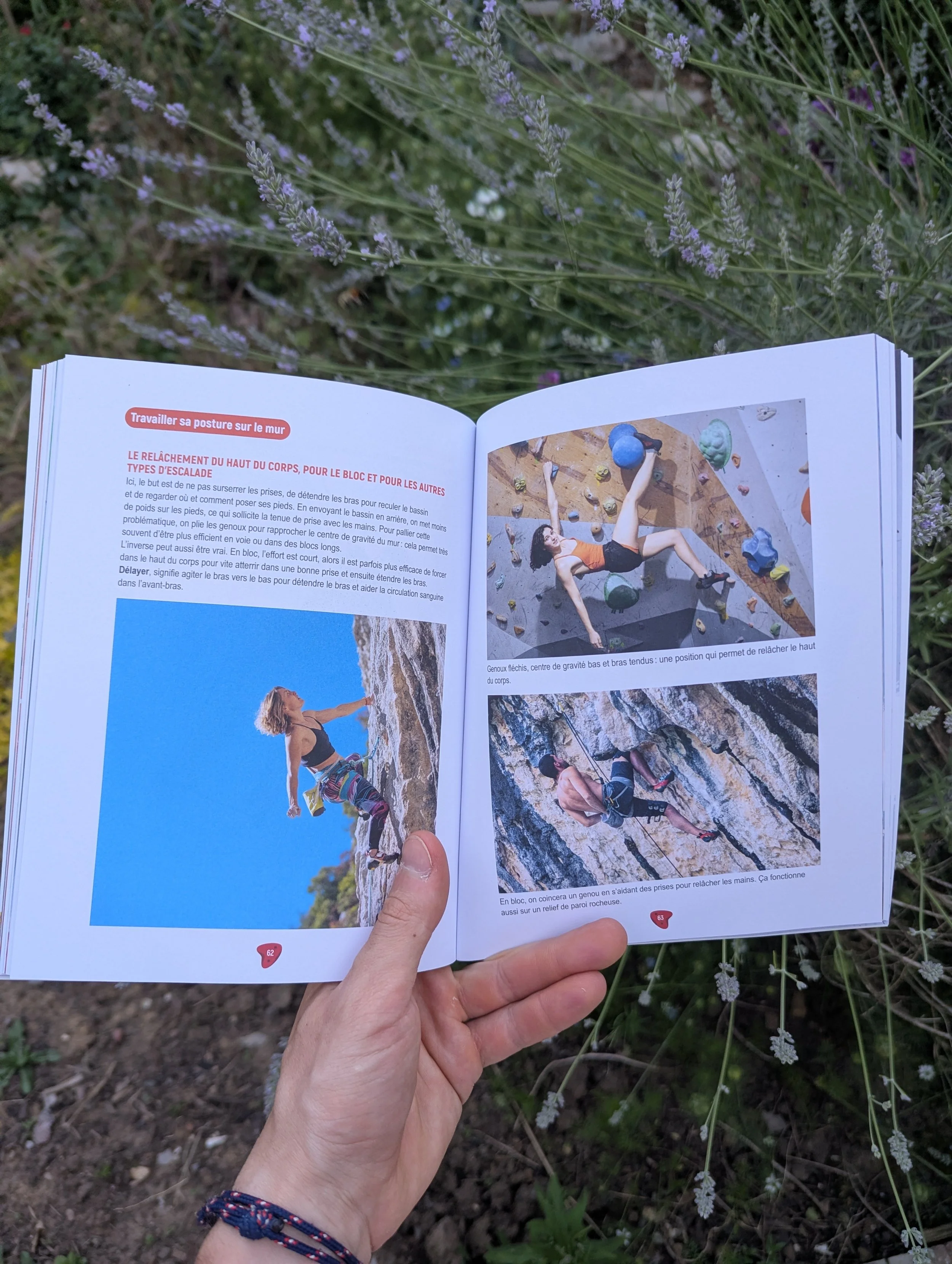 Page ouverte du livre de Max, montrant des grimpeurs et grimpeuses en salle comme en extérieur avec des instructions sur le relâchement en escalade.
