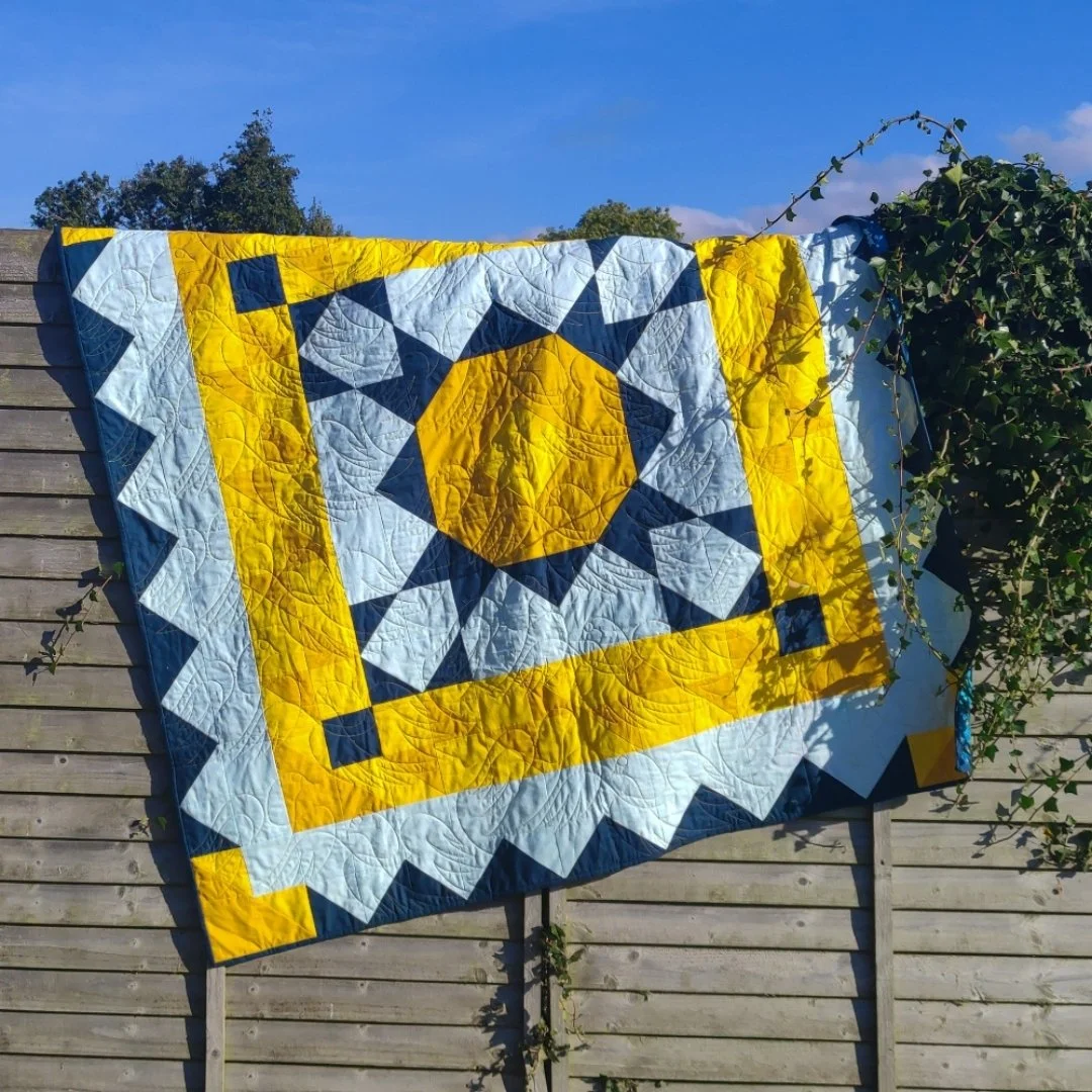 ✨ Here it is, the full reveal of &Eacute;ireann&rsquo;s Compass! ✨
A quilt inspired by journeys, paths, and finding your way.

It&rsquo;s built from simple half-square triangle blocks, so it&rsquo;s beginner-friendly and easy to follow. Yet the finis